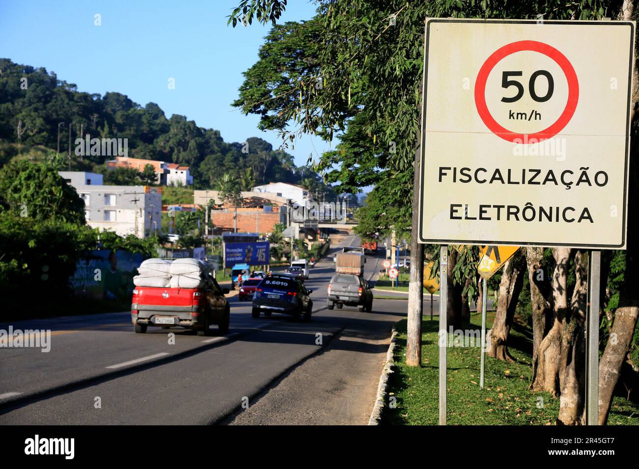 gandu, bahia, brasilien - 19. Mai 2023: Die Ampeltafel zeigt eine Geschwindigkeit von 50 km/h mit Radarkamera auf der Bundesautobahn br 101 in der Stadt gandu an. Stockfoto