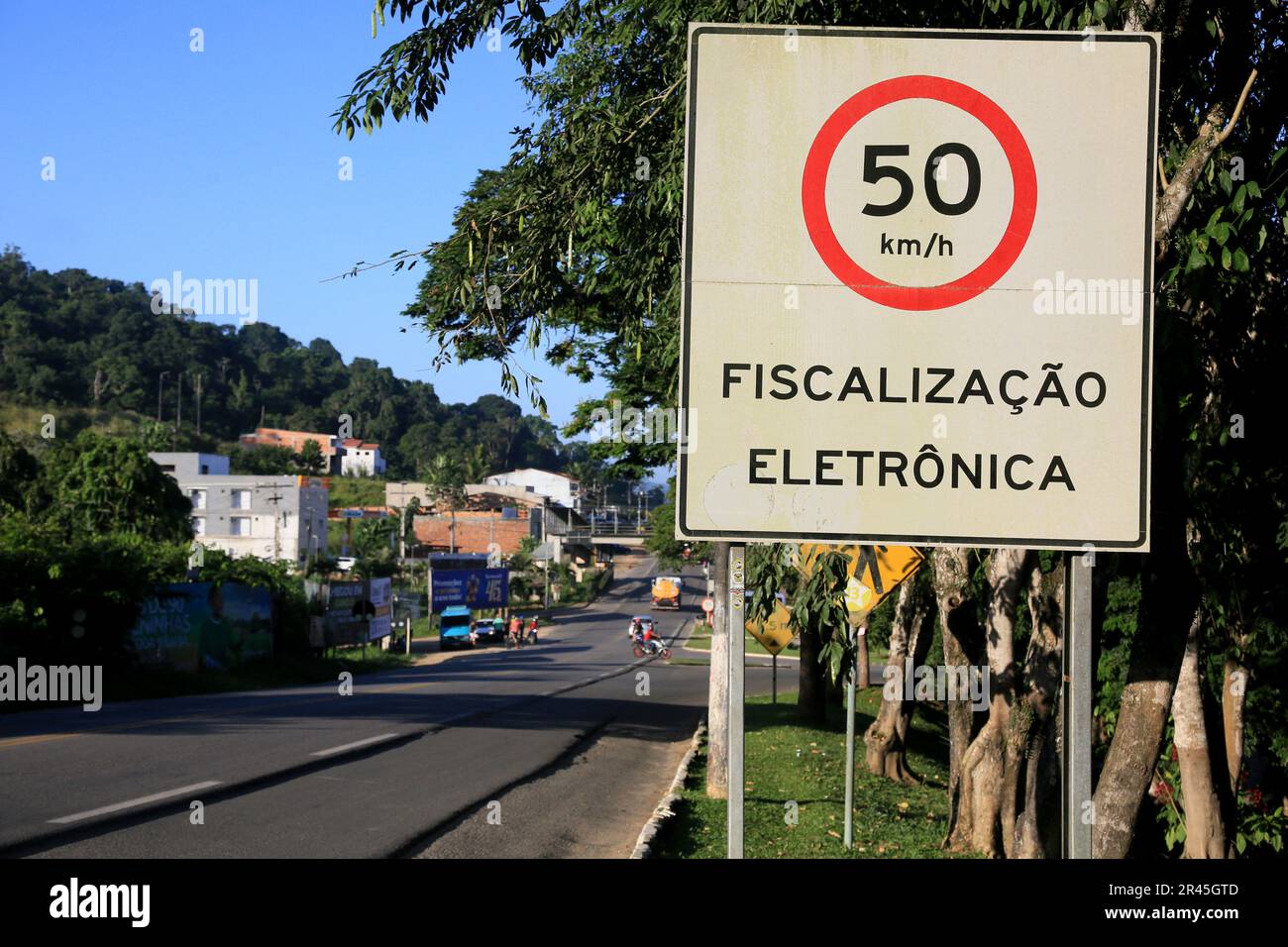 gandu, bahia, brasilien - 19. Mai 2023: Die Ampeltafel zeigt eine Geschwindigkeit von 50 km/h mit Radarkamera auf der Bundesautobahn br 101 in der Stadt gandu an. Stockfoto