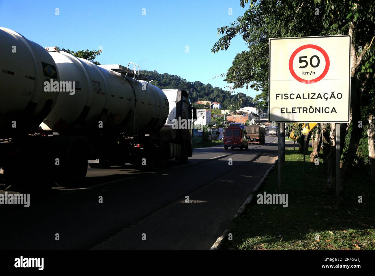 gandu, bahia, brasilien - 19. Mai 2023: Die Ampeltafel zeigt eine Geschwindigkeit von 50 km/h mit Radarkamera auf der Bundesautobahn br 101 in der Stadt gandu an. Stockfoto