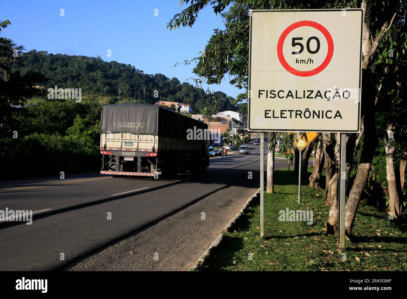 gandu, bahia, brasilien - 19. Mai 2023: Die Ampeltafel zeigt eine Geschwindigkeit von 50 km/h mit Radarkamera auf der Bundesautobahn br 101 in der Stadt gandu an. Stockfoto