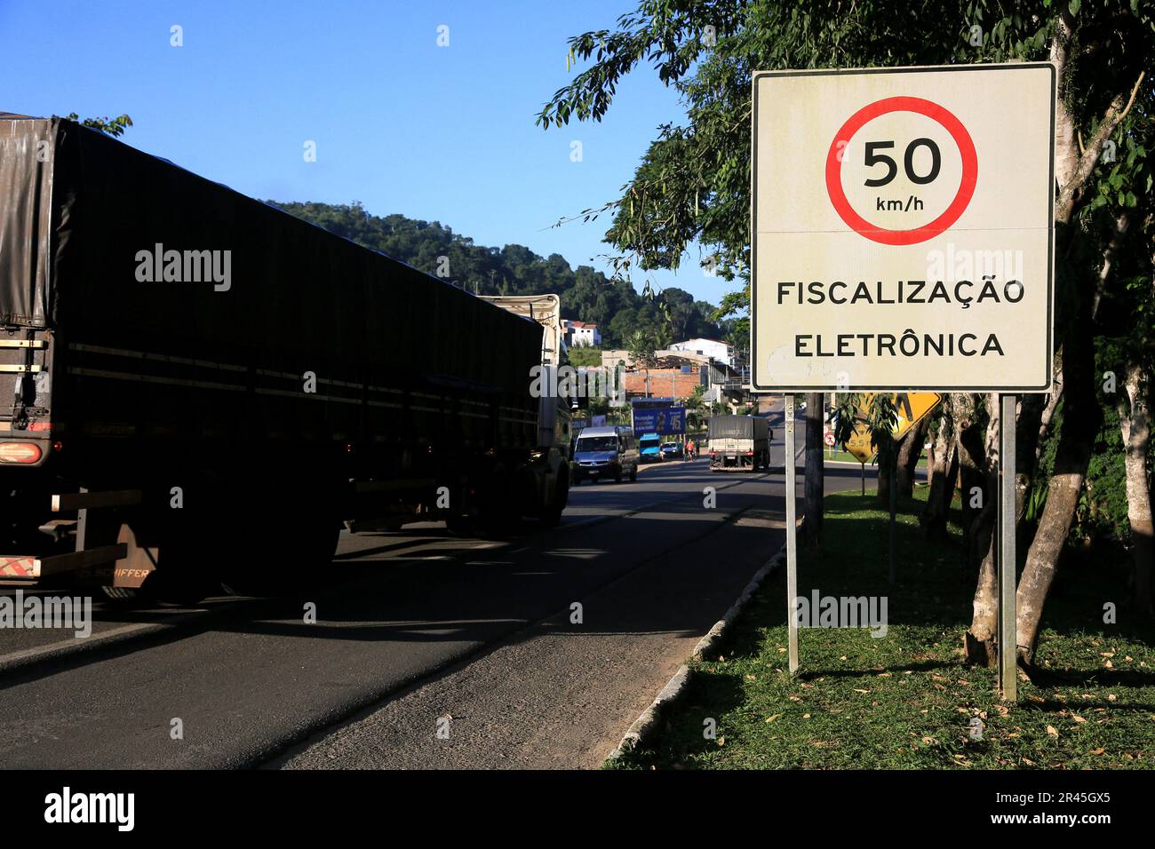 gandu, bahia, brasilien - 19. Mai 2023: Die Ampeltafel zeigt eine Geschwindigkeit von 50 km/h mit Radarkamera auf der Bundesautobahn br 101 in der Stadt gandu an. Stockfoto
