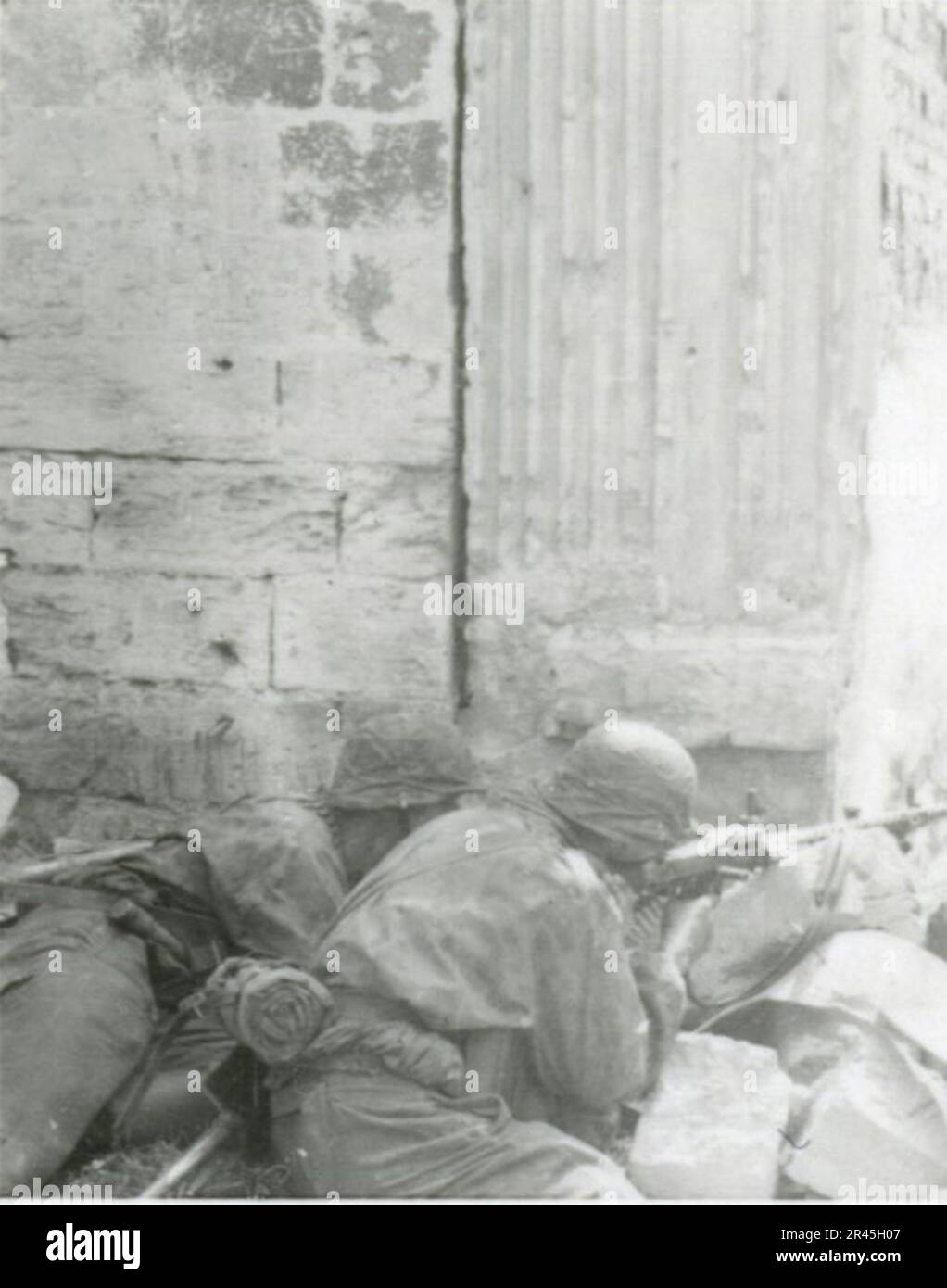 Augustin, Paul, SS-Fotograf der Leibstandarte Adolf Hitler. Dokumentierte Ereignisse in Holland, Frankreich (1940) und Russland (1941-43). Französische Kriegsgefangene, Brückenbau, Panzerabwehrmannschaft, Maschinengewehrmannschaft, Fahrzeugkonvois auf der Straße und in Städten, belgische Festungen, Kriegsgefangenenlager, Zerstörungsszenen, Nachkampf- und Besatzungsaktivitäten, Trainings- und Sportaktivitäten, Hitlerjugend und Bund Deutsche Mädchen Sportliche Aktivitäten und kulturelle Darbietungen, Unit Formations und Zeremonien, Feldlazarett, Einzel- und Gruppenfotos, leichte Flugabwehr Stockfoto