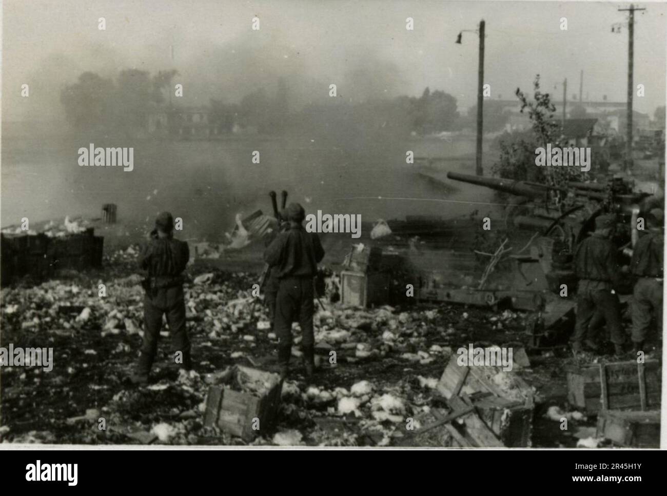 Augustin, Paul, SS-Fotograf der Leibstandarte Adolf Hitler. Dokumentierte Ereignisse in Holland, Frankreich (1940) und Russland (1941-43). Französische Kriegsgefangene, Brückenbau, Panzerabwehrmannschaft, Maschinengewehrmannschaft, Fahrzeugkonvois auf der Straße und in Städten, belgische Festungen, Kriegsgefangenenlager, Zerstörungsszenen, Nachkampf- und Besatzungsaktivitäten, Trainings- und Sportaktivitäten, Hitlerjugend und Bund Deutsche Mädchen Sportliche Aktivitäten und kulturelle Darbietungen, Unit Formations und Zeremonien, Feldlazarett, Einzel- und Gruppenfotos, leichte Flugabwehr Stockfoto