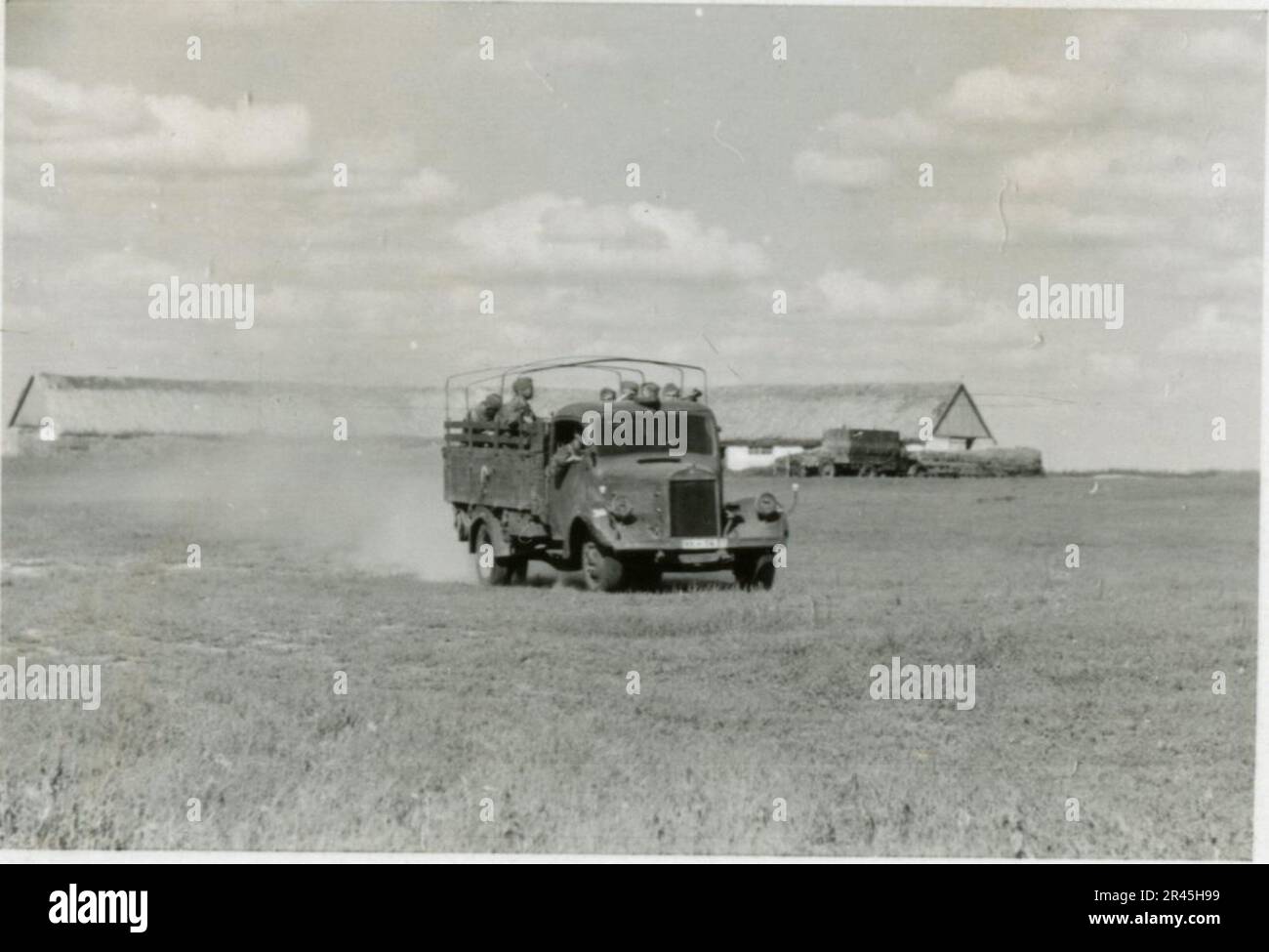 Augustin, Paul, SS-Fotograf der Leibstandarte Adolf Hitler. Dokumentierte Ereignisse in Holland, Frankreich (1940) und Russland (1941-43). Französische Kriegsgefangene, Brückenbau, Panzerabwehrmannschaft, Maschinengewehrmannschaft, Fahrzeugkonvois auf der Straße und in Städten, belgische Festungen, Kriegsgefangenenlager, Zerstörungsszenen, Nachkampf- und Besatzungsaktivitäten, Trainings- und Sportaktivitäten, Hitlerjugend und Bund Deutsche Mädchen Sportliche Aktivitäten und kulturelle Darbietungen, Unit Formations und Zeremonien, Feldlazarett, Einzel- und Gruppenfotos, leichte Flugabwehr Stockfoto