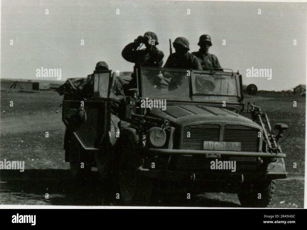 Augustin, Paul, SS-Fotograf der Leibstandarte Adolf Hitler. Dokumentierte Ereignisse in Holland, Frankreich (1940) und Russland (1941-43). Französische Kriegsgefangene, Brückenbau, Panzerabwehrmannschaft, Maschinengewehrmannschaft, Fahrzeugkonvois auf der Straße und in Städten, belgische Festungen, Kriegsgefangenenlager, Zerstörungsszenen, Nachkampf- und Besatzungsaktivitäten, Trainings- und Sportaktivitäten, Hitlerjugend und Bund Deutsche Mädchen Sportliche Aktivitäten und kulturelle Darbietungen, Unit Formations und Zeremonien, Feldlazarett, Einzel- und Gruppenfotos, leichte Flugabwehr Stockfoto