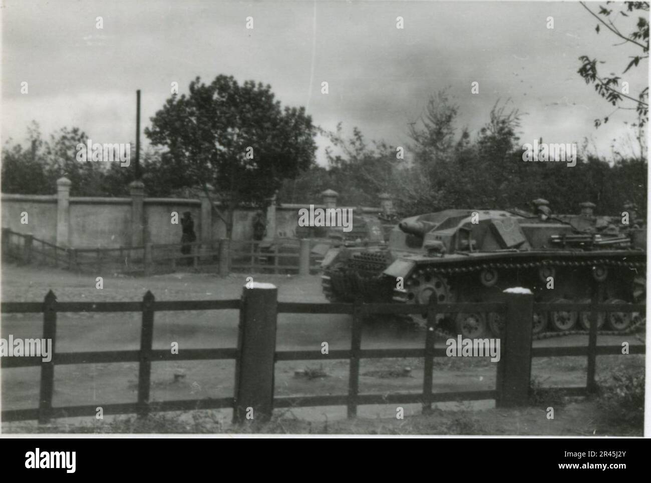 Augustin, Paul, SS-Fotograf der Leibstandarte Adolf Hitler. Dokumentierte Ereignisse in Holland, Frankreich (1940) und Russland (1941-43). Französische Kriegsgefangene, Brückenbau, Panzerabwehrmannschaft, Maschinengewehrmannschaft, Fahrzeugkonvois auf der Straße und in Städten, belgische Festungen, Kriegsgefangenenlager, Zerstörungsszenen, Nachkampf- und Besatzungsaktivitäten, Trainings- und Sportaktivitäten, Hitlerjugend und Bund Deutsche Mädchen Sportliche Aktivitäten und kulturelle Darbietungen, Unit Formations und Zeremonien, Feldlazarett, Einzel- und Gruppenfotos, leichte Flugabwehr Stockfoto