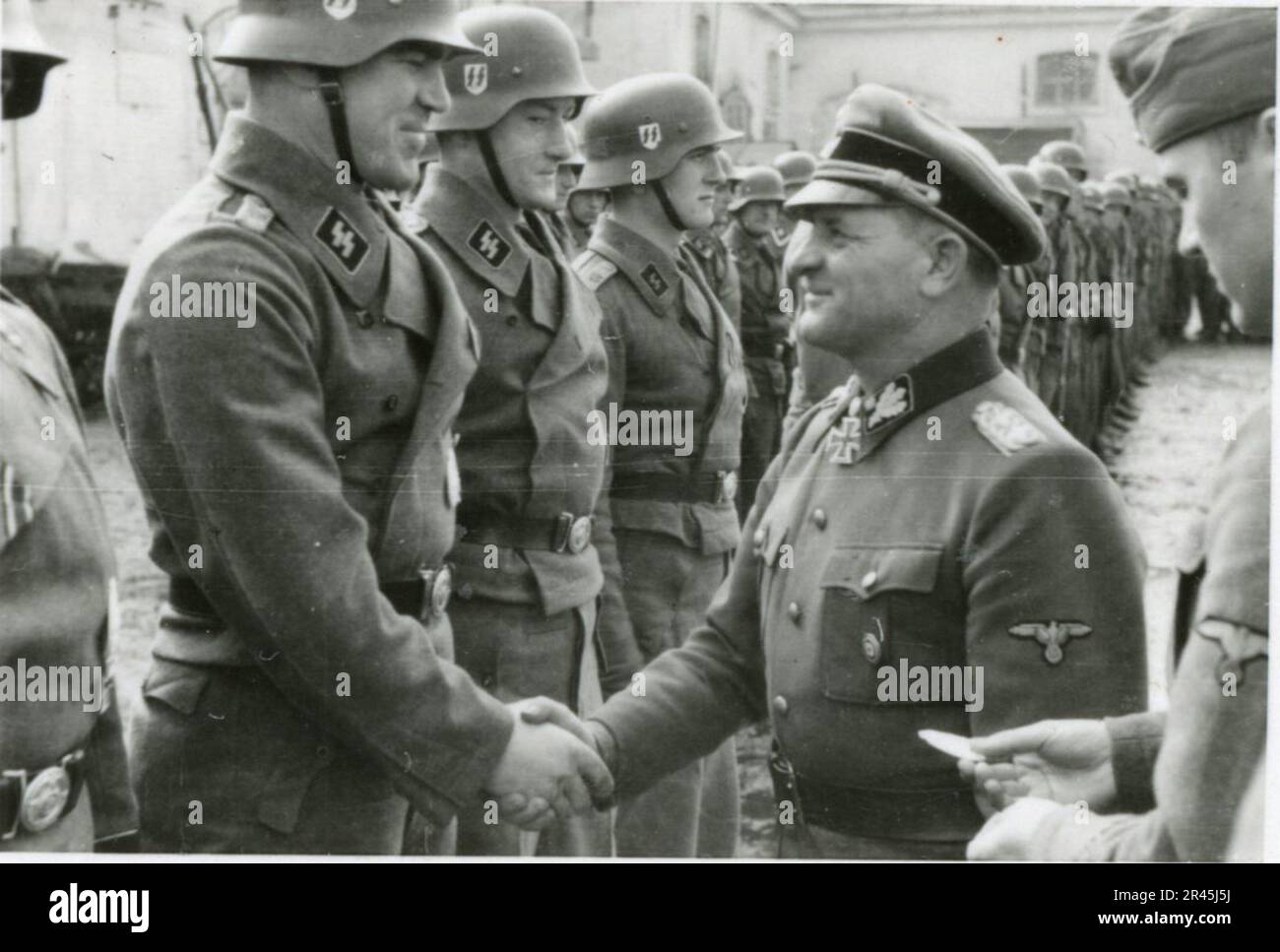 Augustin, Paul, SS-Fotograf der Leibstandarte Adolf Hitler. Dokumentierte Ereignisse in Holland, Frankreich (1940) und Russland (1941-43). Französische Kriegsgefangene, Brückenbau, Panzerabwehrmannschaft, Maschinengewehrmannschaft, Fahrzeugkonvois auf der Straße und in Städten, belgische Festungen, Kriegsgefangenenlager, Zerstörungsszenen, Nachkampf- und Besatzungsaktivitäten, Trainings- und Sportaktivitäten, Hitlerjugend und Bund Deutsche Mädchen Sportliche Aktivitäten und kulturelle Darbietungen, Unit Formations und Zeremonien, Feldlazarett, Einzel- und Gruppenfotos, leichte Flugabwehr Stockfoto