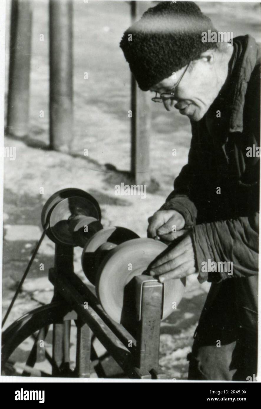 Augustin, Paul, SS-Fotograf der Leibstandarte Adolf Hitler. Dokumentierte Ereignisse in Holland, Frankreich (1940) und Russland (1941-43). Französische Kriegsgefangene, Brückenbau, Panzerabwehrmannschaft, Maschinengewehrmannschaft, Fahrzeugkonvois auf der Straße und in Städten, belgische Festungen, Kriegsgefangenenlager, Zerstörungsszenen, Nachkampf- und Besatzungsaktivitäten, Trainings- und Sportaktivitäten, Hitlerjugend und Bund Deutsche Mädchen Sportliche Aktivitäten und kulturelle Darbietungen, Unit Formations und Zeremonien, Feldlazarett, Einzel- und Gruppenfotos, leichte Flugabwehr Stockfoto