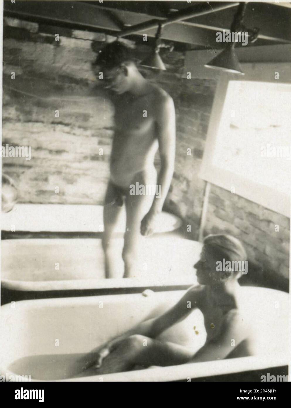 Augustin, Paul, SS-Fotograf der Leibstandarte Adolf Hitler. Dokumentierte Ereignisse in Holland, Frankreich (1940) und Russland (1941-43). Französische Kriegsgefangene, Brückenbau, Panzerabwehrmannschaft, Maschinengewehrmannschaft, Fahrzeugkonvois auf der Straße und in Städten, belgische Festungen, Kriegsgefangenenlager, Zerstörungsszenen, Nachkampf- und Besatzungsaktivitäten, Trainings- und Sportaktivitäten, Hitlerjugend und Bund Deutsche Mädchen Sportliche Aktivitäten und kulturelle Darbietungen, Unit Formations und Zeremonien, Feldlazarett, Einzel- und Gruppenfotos, leichte Flugabwehr Stockfoto