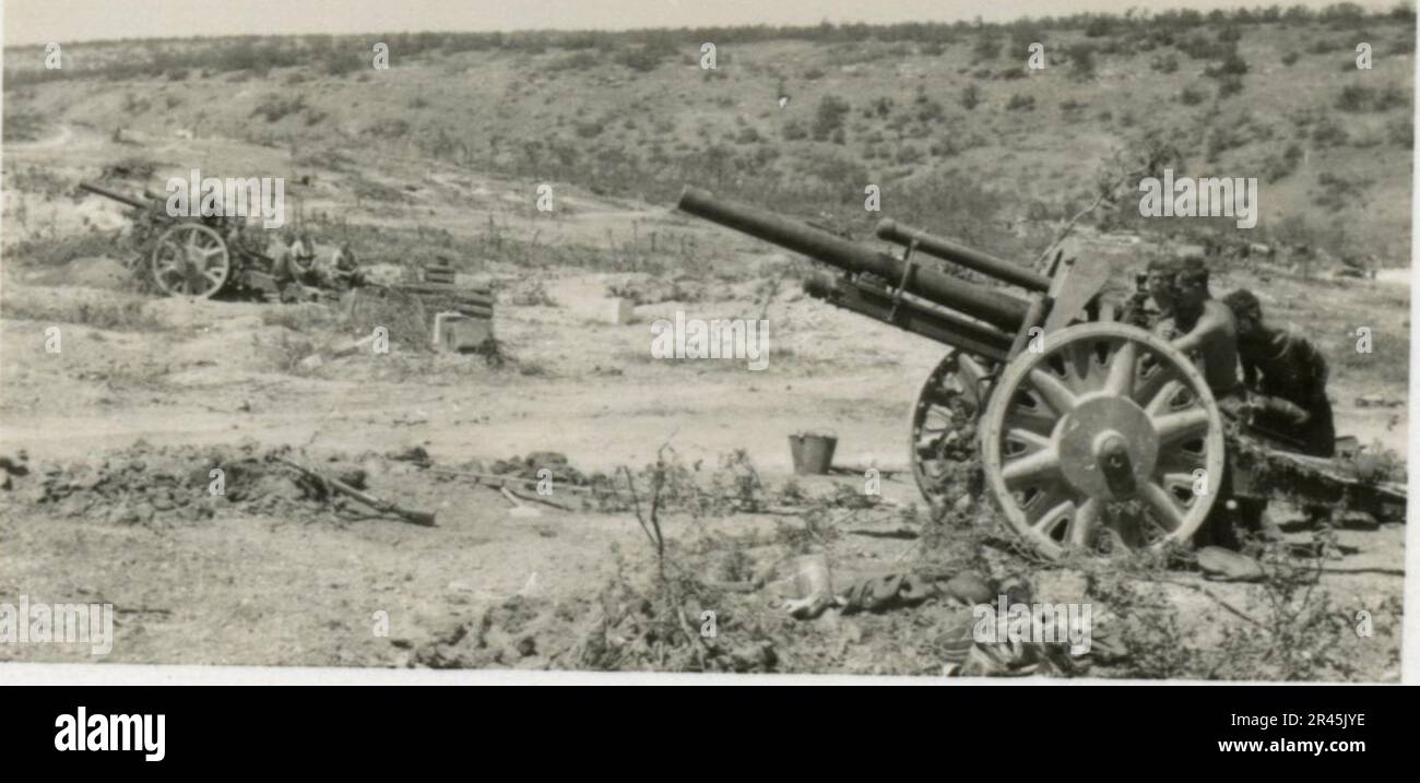 Augustin, Paul, SS-Fotograf der Leibstandarte Adolf Hitler. Dokumentierte Ereignisse in Holland, Frankreich (1940) und Russland (1941-43). Französische Kriegsgefangene, Brückenbau, Panzerabwehrmannschaft, Maschinengewehrmannschaft, Fahrzeugkonvois auf der Straße und in Städten, belgische Festungen, Kriegsgefangenenlager, Zerstörungsszenen, Nachkampf- und Besatzungsaktivitäten, Trainings- und Sportaktivitäten, Hitlerjugend und Bund Deutsche Mädchen Sportliche Aktivitäten und kulturelle Darbietungen, Unit Formations und Zeremonien, Feldlazarett, Einzel- und Gruppenfotos, leichte Flugabwehr Stockfoto