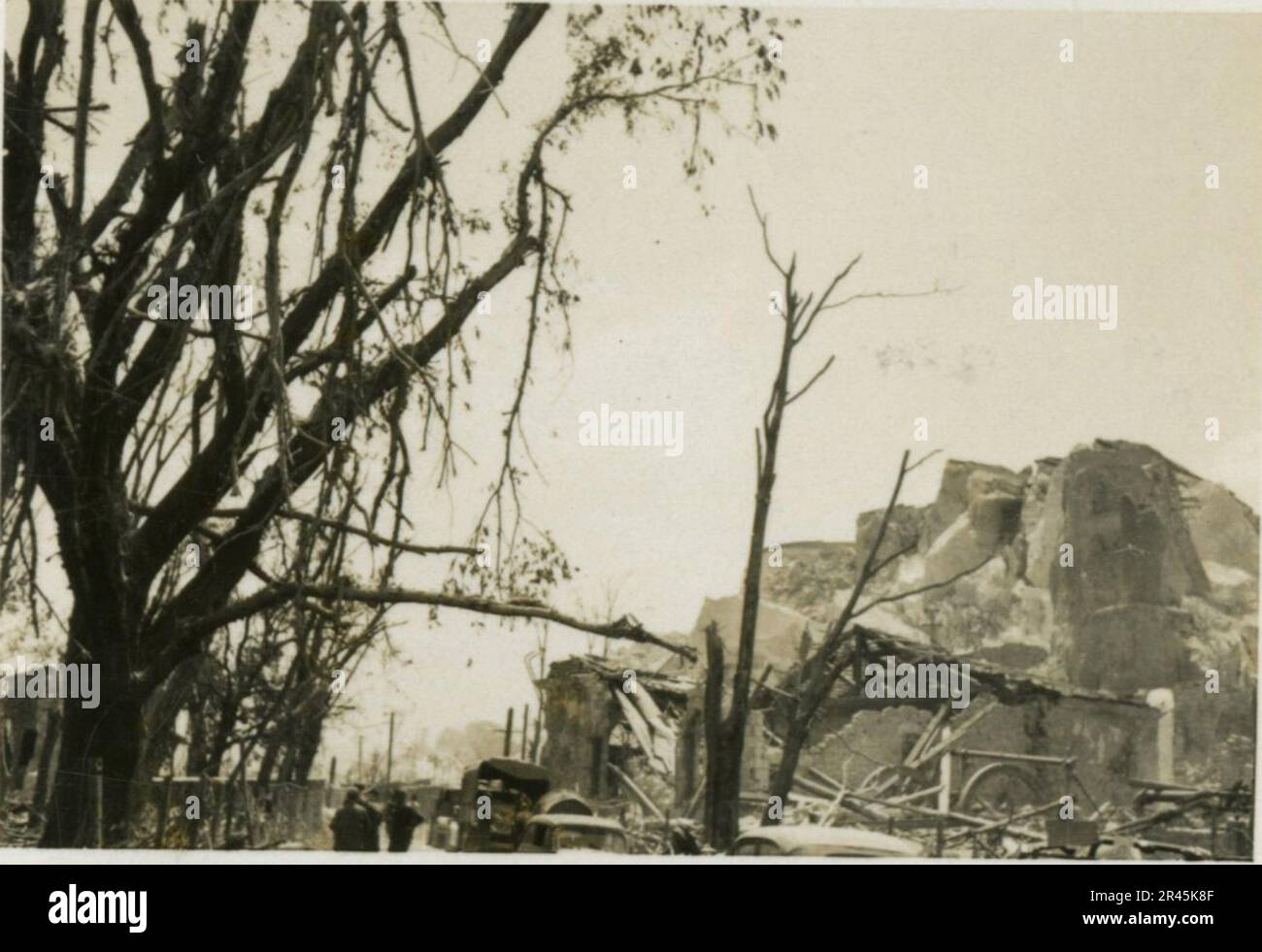 Augustin, Paul, SS-Fotograf der Leibstandarte Adolf Hitler. Dokumentierte Ereignisse in Holland, Frankreich (1940) und Russland (1941-43). Französische Kriegsgefangene, Brückenbau, Panzerabwehrmannschaft, Maschinengewehrmannschaft, Fahrzeugkonvois auf der Straße und in Städten, belgische Festungen, Kriegsgefangenenlager, Zerstörungsszenen, Nachkampf- und Besatzungsaktivitäten, Trainings- und Sportaktivitäten, Hitlerjugend und Bund Deutsche Mädchen Sportliche Aktivitäten und kulturelle Darbietungen, Unit Formations und Zeremonien, Feldlazarett, Einzel- und Gruppenfotos, leichte Flugabwehr Stockfoto