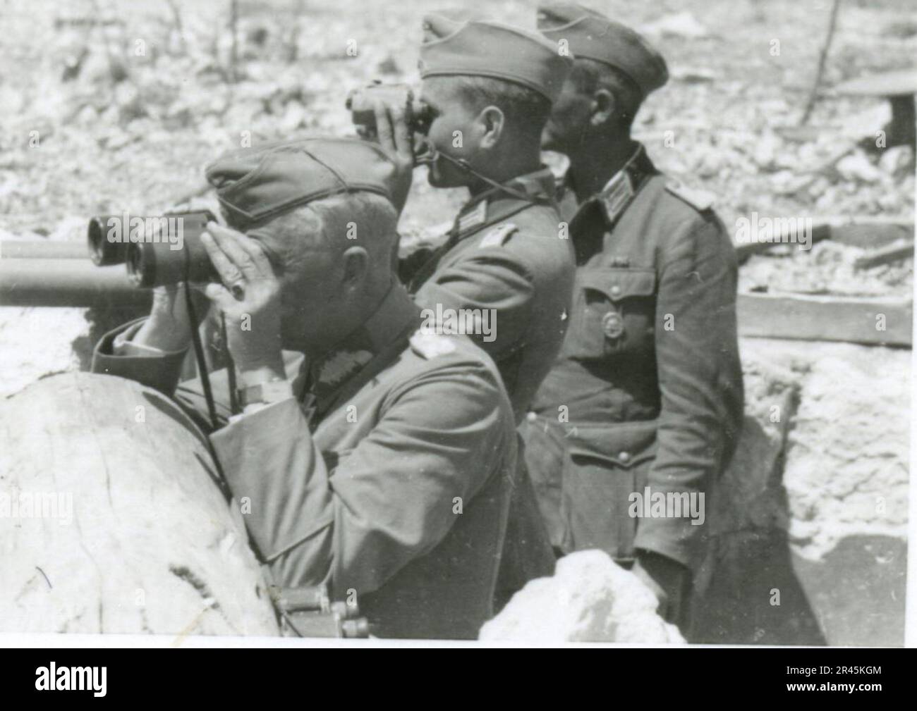 Augustin, Paul, SS-Fotograf der Leibstandarte Adolf Hitler. Dokumentierte Ereignisse in Holland, Frankreich (1940) und Russland (1941-43). Französische Kriegsgefangene, Brückenbau, Panzerabwehrmannschaft, Maschinengewehrmannschaft, Fahrzeugkonvois auf der Straße und in Städten, belgische Festungen, Kriegsgefangenenlager, Zerstörungsszenen, Nachkampf- und Besatzungsaktivitäten, Trainings- und Sportaktivitäten, Hitlerjugend und Bund Deutsche Mädchen Sportliche Aktivitäten und kulturelle Darbietungen, Unit Formations und Zeremonien, Feldlazarett, Einzel- und Gruppenfotos, leichte Flugabwehr Stockfoto