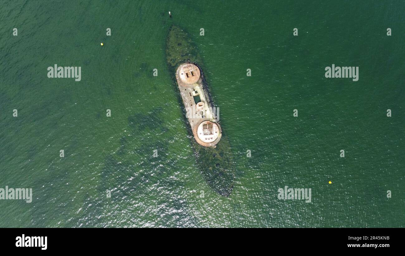 Ein von oben nach unten geführter Blick auf ein gesunkenes Kriegsschiff in einem Ozean aus Wasser, wobei die Sonne von den Wellen glitzert Stockfoto