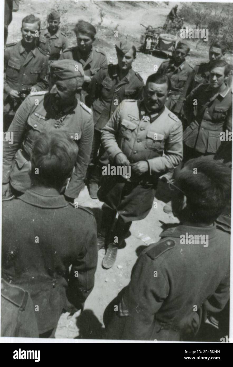 Augustin, Paul, SS-Fotograf der Leibstandarte Adolf Hitler. Dokumentierte Ereignisse in Holland, Frankreich (1940) und Russland (1941-43). Französische Kriegsgefangene, Brückenbau, Panzerabwehrmannschaft, Maschinengewehrmannschaft, Fahrzeugkonvois auf der Straße und in Städten, belgische Festungen, Kriegsgefangenenlager, Zerstörungsszenen, Nachkampf- und Besatzungsaktivitäten, Trainings- und Sportaktivitäten, Hitlerjugend und Bund Deutsche Mädchen Sportliche Aktivitäten und kulturelle Darbietungen, Unit Formations und Zeremonien, Feldlazarett, Einzel- und Gruppenfotos, leichte Flugabwehr Stockfoto