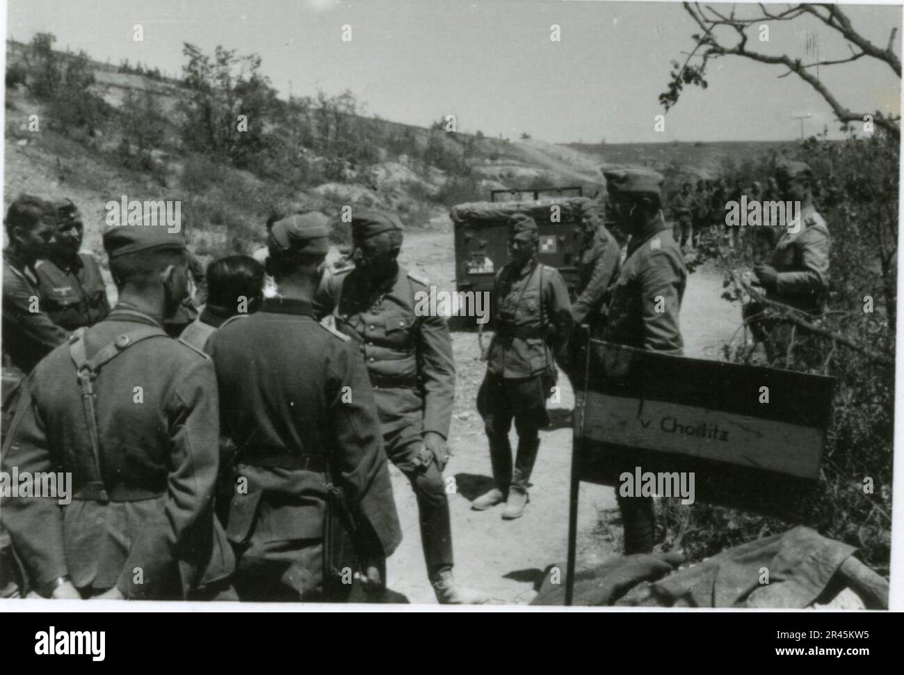 Augustin, Paul, SS-Fotograf der Leibstandarte Adolf Hitler. Dokumentierte Ereignisse in Holland, Frankreich (1940) und Russland (1941-43). Französische Kriegsgefangene, Brückenbau, Panzerabwehrmannschaft, Maschinengewehrmannschaft, Fahrzeugkonvois auf der Straße und in Städten, belgische Festungen, Kriegsgefangenenlager, Zerstörungsszenen, Nachkampf- und Besatzungsaktivitäten, Trainings- und Sportaktivitäten, Hitlerjugend und Bund Deutsche Mädchen Sportliche Aktivitäten und kulturelle Darbietungen, Unit Formations und Zeremonien, Feldlazarett, Einzel- und Gruppenfotos, leichte Flugabwehr Stockfoto