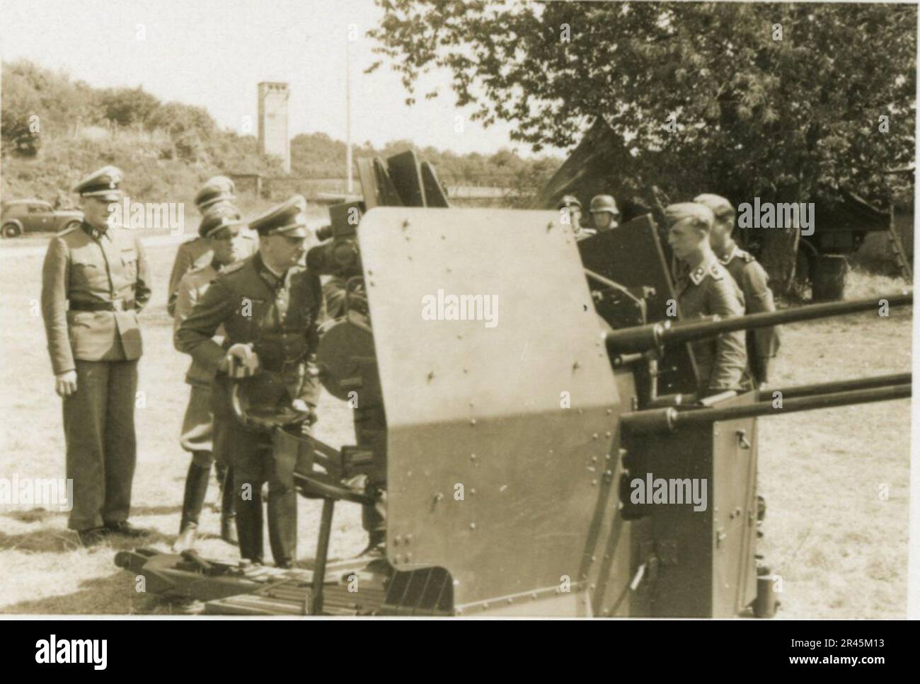 Augustin, Paul, SS-Fotograf der Leibstandarte Adolf Hitler. Dokumentierte Ereignisse in Holland, Frankreich (1940) und Russland (1941-43). Französische Kriegsgefangene, Brückenbau, Panzerabwehrmannschaft, Maschinengewehrmannschaft, Fahrzeugkonvois auf der Straße und in Städten, belgische Festungen, Kriegsgefangenenlager, Zerstörungsszenen, Nachkampf- und Besatzungsaktivitäten, Trainings- und Sportaktivitäten, Hitlerjugend und Bund Deutsche Mädchen Sportliche Aktivitäten und kulturelle Darbietungen, Unit Formations und Zeremonien, Feldlazarett, Einzel- und Gruppenfotos, leichte Flugabwehr Stockfoto