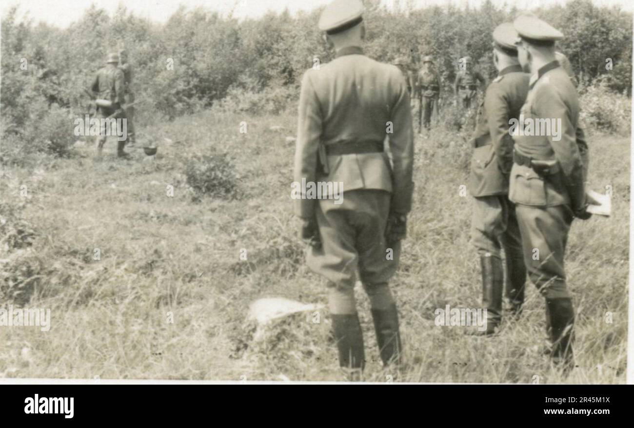 Augustin, Paul, SS-Fotograf der Leibstandarte Adolf Hitler. Dokumentierte Ereignisse in Holland, Frankreich (1940) und Russland (1941-43). Französische Kriegsgefangene, Brückenbau, Panzerabwehrmannschaft, Maschinengewehrmannschaft, Fahrzeugkonvois auf der Straße und in Städten, belgische Festungen, Kriegsgefangenenlager, Zerstörungsszenen, Nachkampf- und Besatzungsaktivitäten, Trainings- und Sportaktivitäten, Hitlerjugend und Bund Deutsche Mädchen Sportliche Aktivitäten und kulturelle Darbietungen, Unit Formations und Zeremonien, Feldlazarett, Einzel- und Gruppenfotos, leichte Flugabwehr Stockfoto