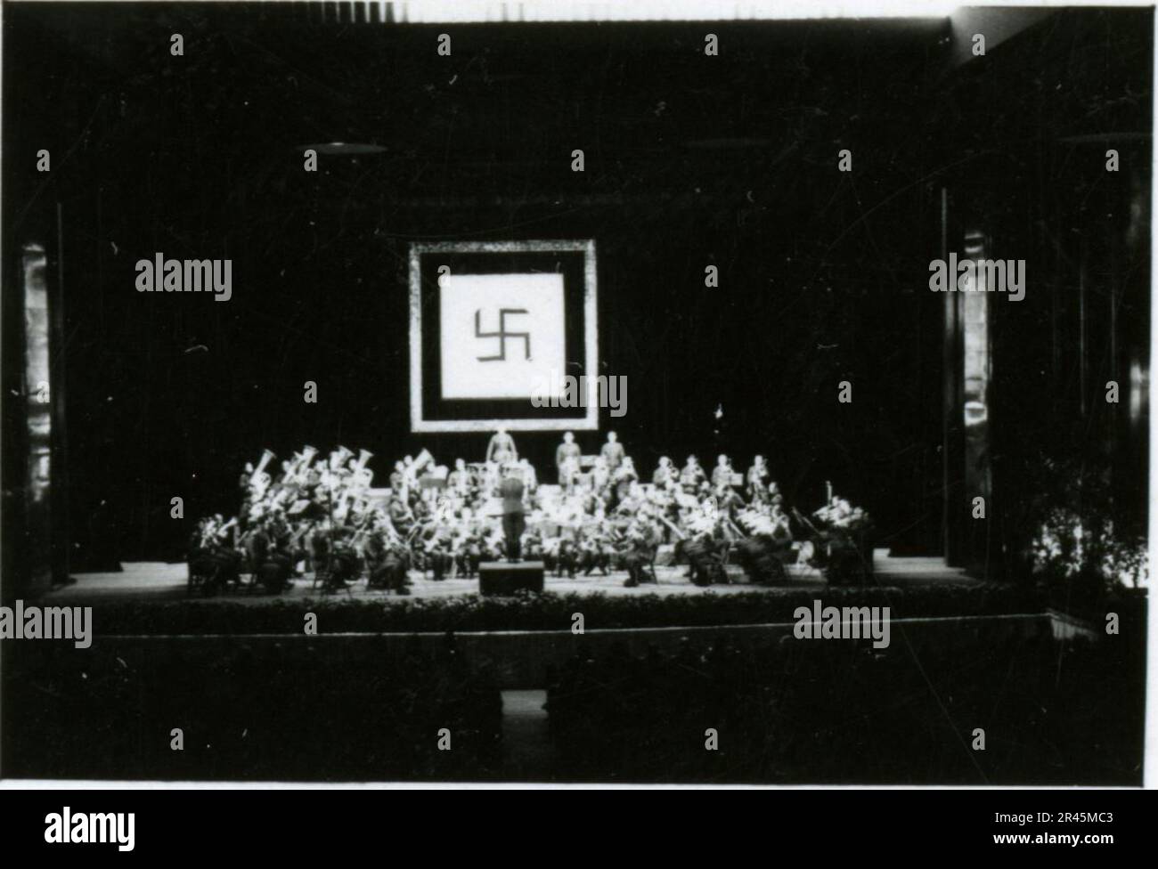 Augustin, Paul, SS-Fotograf der Leibstandarte Adolf Hitler. Dokumentierte Ereignisse in Holland, Frankreich (1940) und Russland (1941-43). Französische Kriegsgefangene, Brückenbau, Panzerabwehrmannschaft, Maschinengewehrmannschaft, Fahrzeugkonvois auf der Straße und in Städten, belgische Festungen, Kriegsgefangenenlager, Zerstörungsszenen, Nachkampf- und Besatzungsaktivitäten, Trainings- und Sportaktivitäten, Hitlerjugend und Bund Deutsche Mädchen Sportliche Aktivitäten und kulturelle Darbietungen, Unit Formations und Zeremonien, Feldlazarett, Einzel- und Gruppenfotos, leichte Flugabwehr Stockfoto