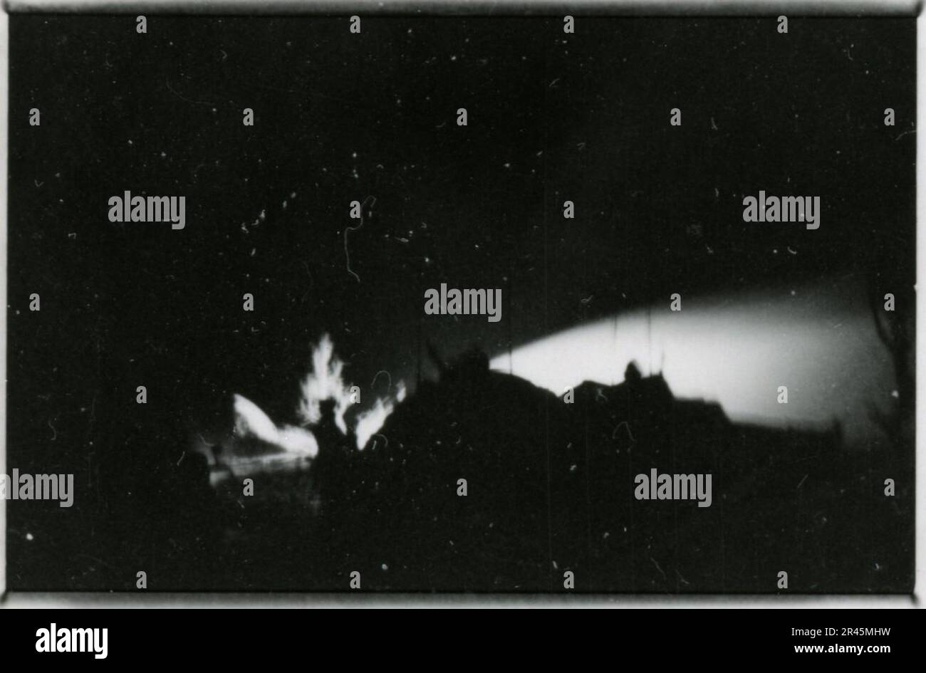 Augustin, Paul, SS-Fotograf der Leibstandarte Adolf Hitler. Dokumentierte Ereignisse in Holland, Frankreich (1940) und Russland (1941-43). Französische Kriegsgefangene, Brückenbau, Panzerabwehrmannschaft, Maschinengewehrmannschaft, Fahrzeugkonvois auf der Straße und in Städten, belgische Festungen, Kriegsgefangenenlager, Zerstörungsszenen, Nachkampf- und Besatzungsaktivitäten, Trainings- und Sportaktivitäten, Hitlerjugend und Bund Deutsche Mädchen Sportliche Aktivitäten und kulturelle Darbietungen, Unit Formations und Zeremonien, Feldlazarett, Einzel- und Gruppenfotos, leichte Flugabwehr Stockfoto