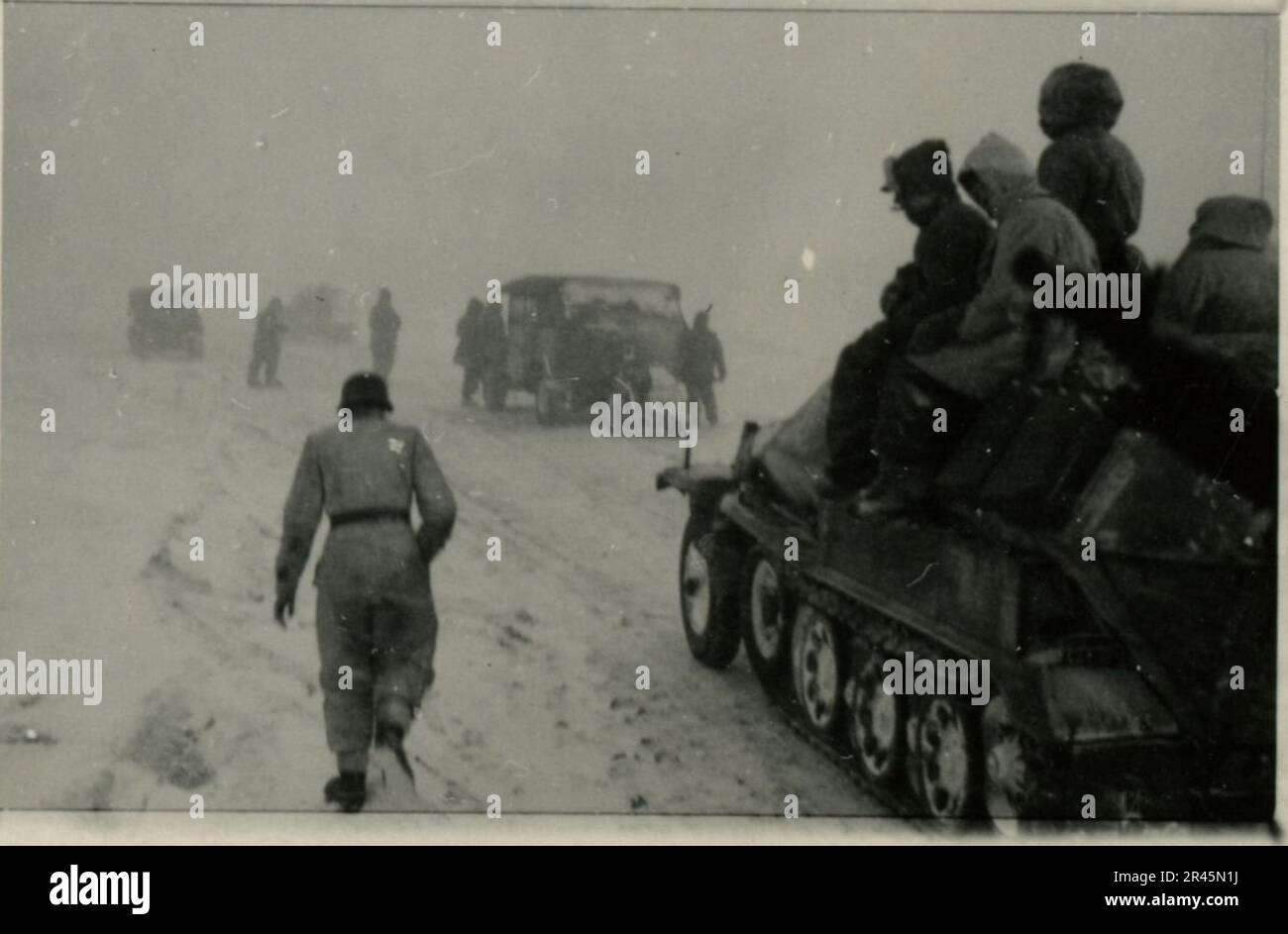 Augustin, Paul, SS-Fotograf der Leibstandarte Adolf Hitler. Dokumentierte Ereignisse in Holland, Frankreich (1940) und Russland (1941-43). Französische Kriegsgefangene, Brückenbau, Panzerabwehrmannschaft, Maschinengewehrmannschaft, Fahrzeugkonvois auf der Straße und in Städten, belgische Festungen, Kriegsgefangenenlager, Zerstörungsszenen, Nachkampf- und Besatzungsaktivitäten, Trainings- und Sportaktivitäten, Hitlerjugend und Bund Deutsche Mädchen Sportliche Aktivitäten und kulturelle Darbietungen, Unit Formations und Zeremonien, Feldlazarett, Einzel- und Gruppenfotos, leichte Flugabwehr Stockfoto