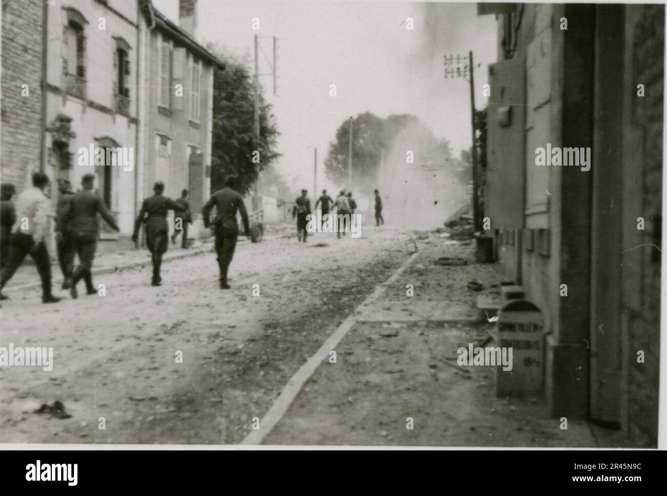 Augustin, Paul, SS-Fotograf der Leibstandarte Adolf Hitler. Dokumentierte Ereignisse in Holland, Frankreich (1940) und Russland (1941-43). Französische Kriegsgefangene, Brückenbau, Panzerabwehrmannschaft, Maschinengewehrmannschaft, Fahrzeugkonvois auf der Straße und in Städten, belgische Festungen, Kriegsgefangenenlager, Zerstörungsszenen, Nachkampf- und Besatzungsaktivitäten, Trainings- und Sportaktivitäten, Hitlerjugend und Bund Deutsche Mädchen Sportliche Aktivitäten und kulturelle Darbietungen, Unit Formations und Zeremonien, Feldlazarett, Einzel- und Gruppenfotos, leichte Flugabwehr Stockfoto