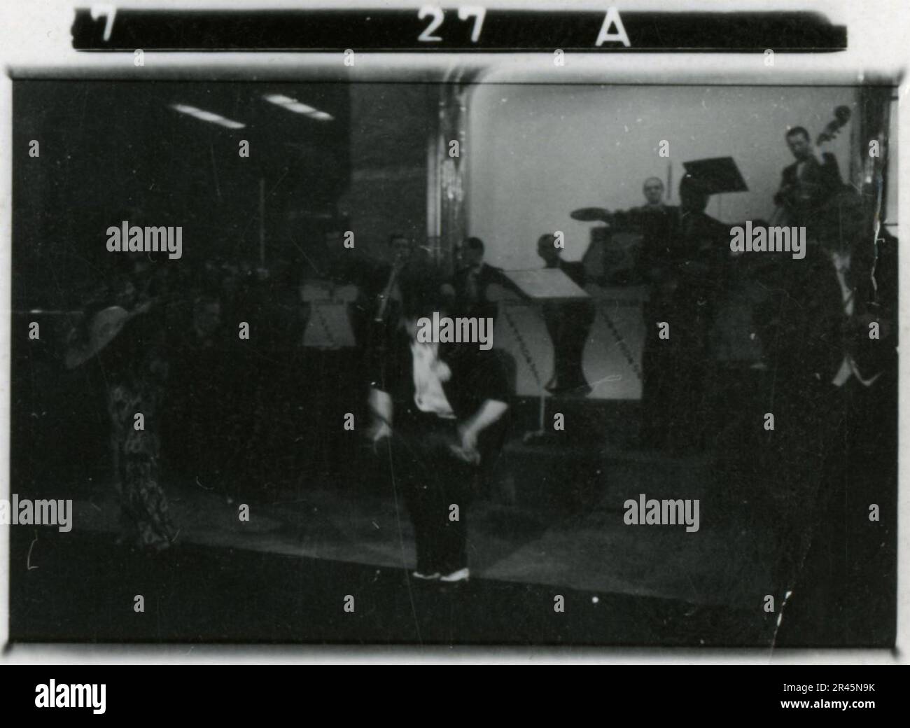 Augustin, Paul, SS-Fotograf der Leibstandarte Adolf Hitler. Dokumentierte Ereignisse in Holland, Frankreich (1940) und Russland (1941-43). Französische Kriegsgefangene, Brückenbau, Panzerabwehrmannschaft, Maschinengewehrmannschaft, Fahrzeugkonvois auf der Straße und in Städten, belgische Festungen, Kriegsgefangenenlager, Zerstörungsszenen, Nachkampf- und Besatzungsaktivitäten, Trainings- und Sportaktivitäten, Hitlerjugend und Bund Deutsche Mädchen Sportliche Aktivitäten und kulturelle Darbietungen, Unit Formations und Zeremonien, Feldlazarett, Einzel- und Gruppenfotos, leichte Flugabwehr Stockfoto