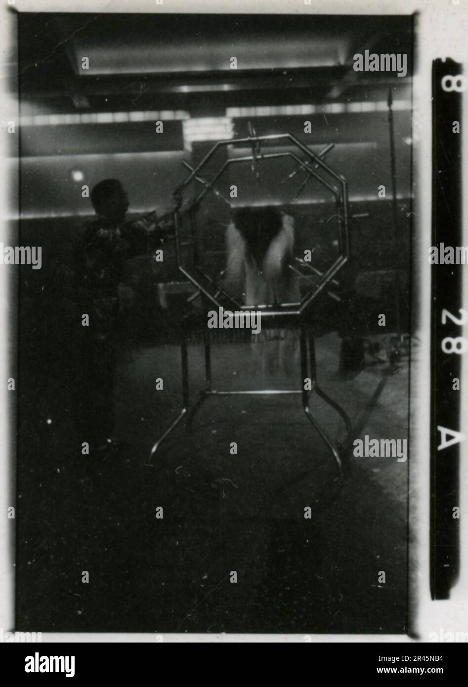 Augustin, Paul, SS-Fotograf der Leibstandarte Adolf Hitler. Dokumentierte Ereignisse in Holland, Frankreich (1940) und Russland (1941-43). Französische Kriegsgefangene, Brückenbau, Panzerabwehrmannschaft, Maschinengewehrmannschaft, Fahrzeugkonvois auf der Straße und in Städten, belgische Festungen, Kriegsgefangenenlager, Zerstörungsszenen, Nachkampf- und Besatzungsaktivitäten, Trainings- und Sportaktivitäten, Hitlerjugend und Bund Deutsche Mädchen Sportliche Aktivitäten und kulturelle Darbietungen, Unit Formations und Zeremonien, Feldlazarett, Einzel- und Gruppenfotos, leichte Flugabwehr Stockfoto