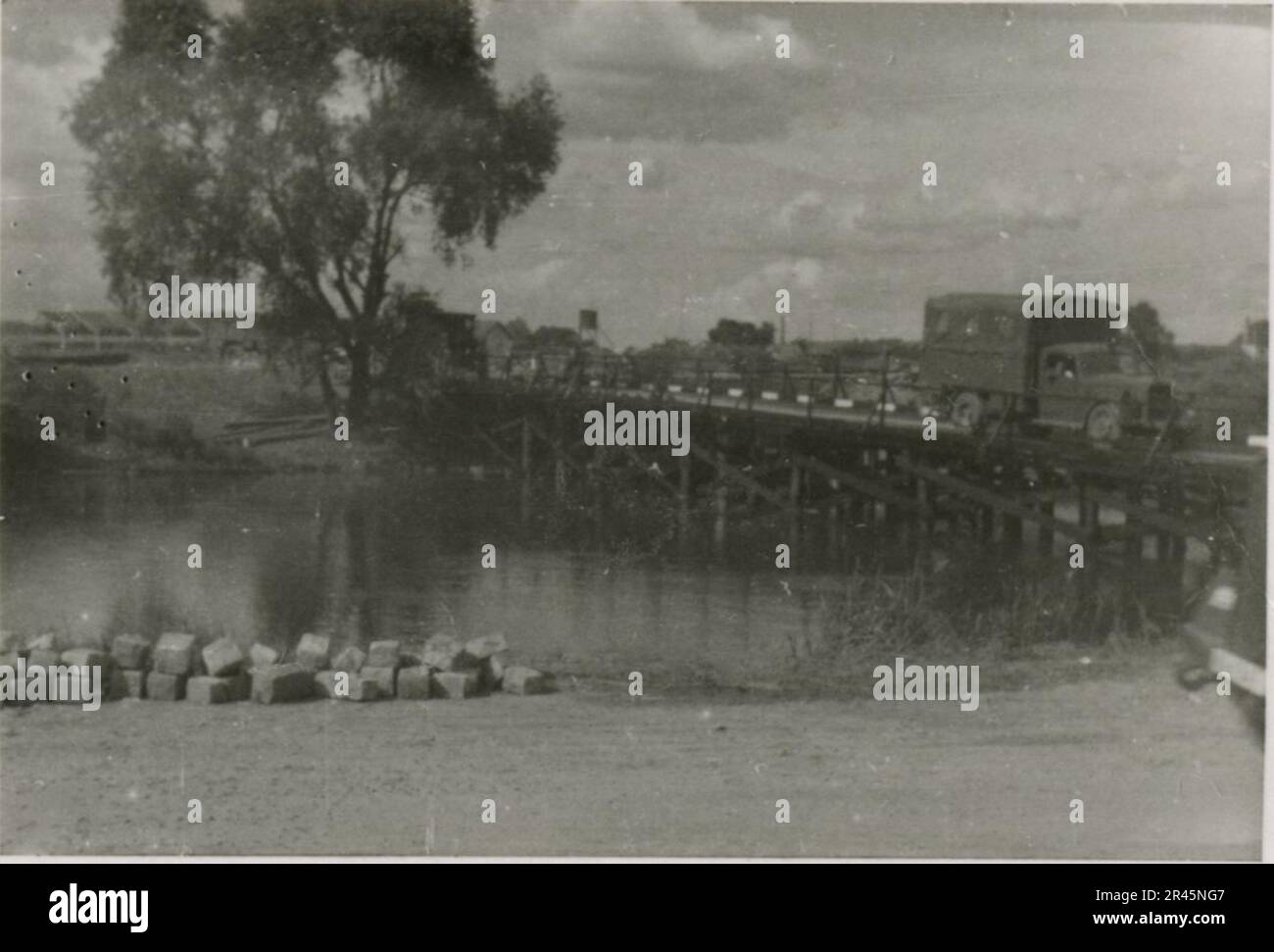 Augustin, Paul, SS-Fotograf der Leibstandarte Adolf Hitler. Dokumentierte Ereignisse in Holland, Frankreich (1940) und Russland (1941-43). Französische Kriegsgefangene, Brückenbau, Panzerabwehrmannschaft, Maschinengewehrmannschaft, Fahrzeugkonvois auf der Straße und in Städten, belgische Festungen, Kriegsgefangenenlager, Zerstörungsszenen, Nachkampf- und Besatzungsaktivitäten, Trainings- und Sportaktivitäten, Hitlerjugend und Bund Deutsche Mädchen Sportliche Aktivitäten und kulturelle Darbietungen, Unit Formations und Zeremonien, Feldlazarett, Einzel- und Gruppenfotos, leichte Flugabwehr Stockfoto