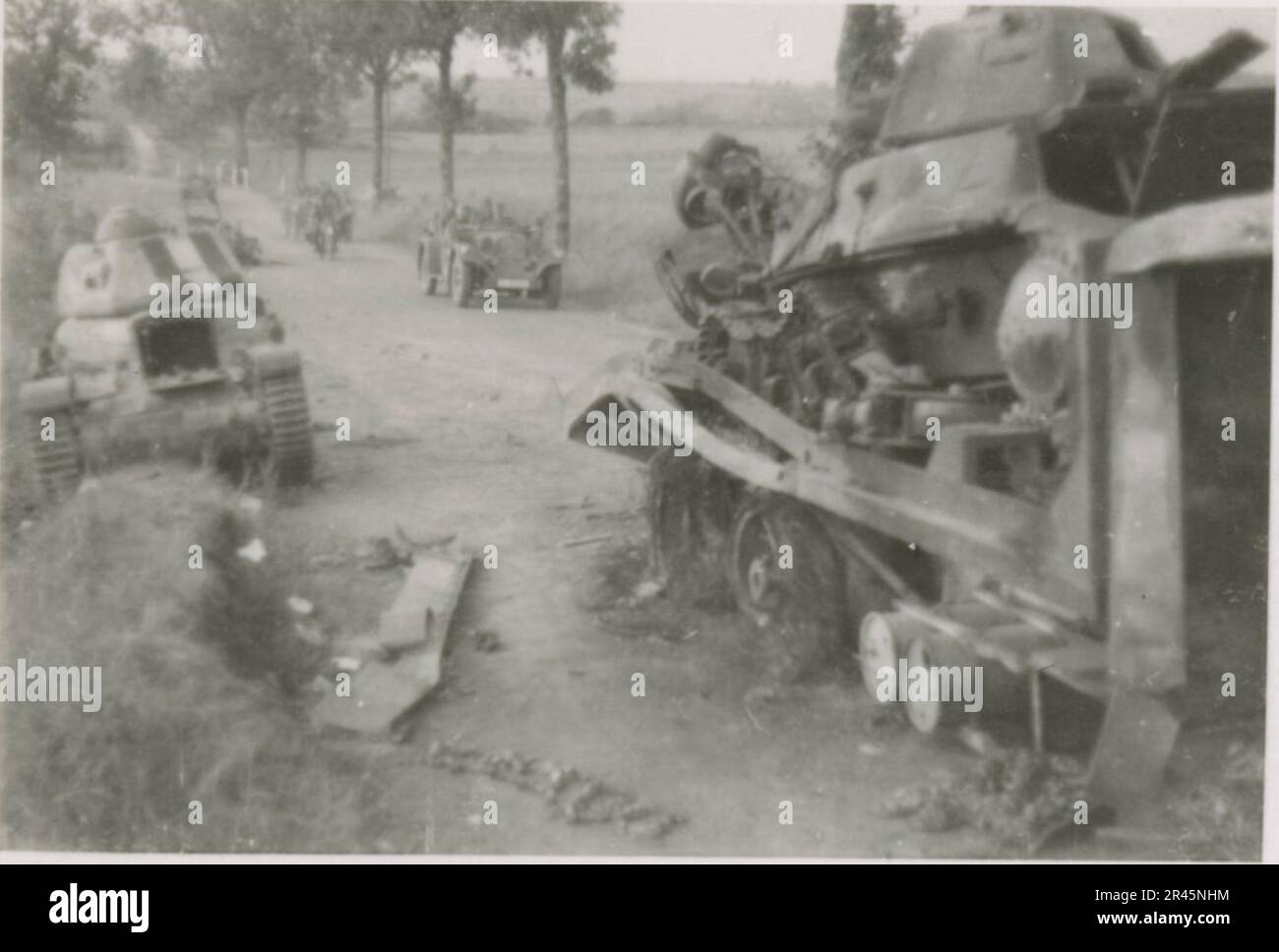 Augustin, Paul, SS-Fotograf der Leibstandarte Adolf Hitler. Dokumentierte Ereignisse in Holland, Frankreich (1940) und Russland (1941-43). Französische Kriegsgefangene, Brückenbau, Panzerabwehrmannschaft, Maschinengewehrmannschaft, Fahrzeugkonvois auf der Straße und in Städten, belgische Festungen, Kriegsgefangenenlager, Zerstörungsszenen, Nachkampf- und Besatzungsaktivitäten, Trainings- und Sportaktivitäten, Hitlerjugend und Bund Deutsche Mädchen Sportliche Aktivitäten und kulturelle Darbietungen, Unit Formations und Zeremonien, Feldlazarett, Einzel- und Gruppenfotos, leichte Flugabwehr Stockfoto