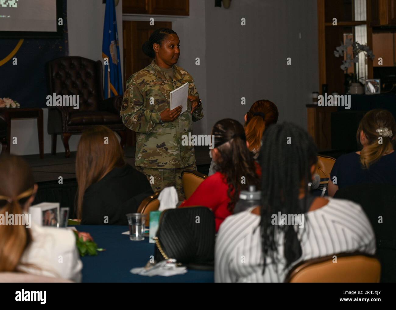Senior Master Sgt. Dawna Tolbert, 355. Logistics Readiness Squadron Plans and Integration Superintendent, spricht während des Women’s Leadership Symposium am Luftwaffenstützpunkt Davis-Monthan, Ariz., 28. März 2023. Die Teilnehmer konnten sich mit anderen Mitgliedern des Desert Lightning Teams außerhalb ihrer Staffel austauschen und sich über eine Vielzahl von Themen unterhalten. Stockfoto