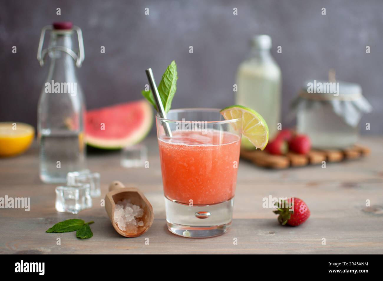Probiotisches Wasser-Kefir-Cocktailgetränk mit Beerengeschmack Stockfoto