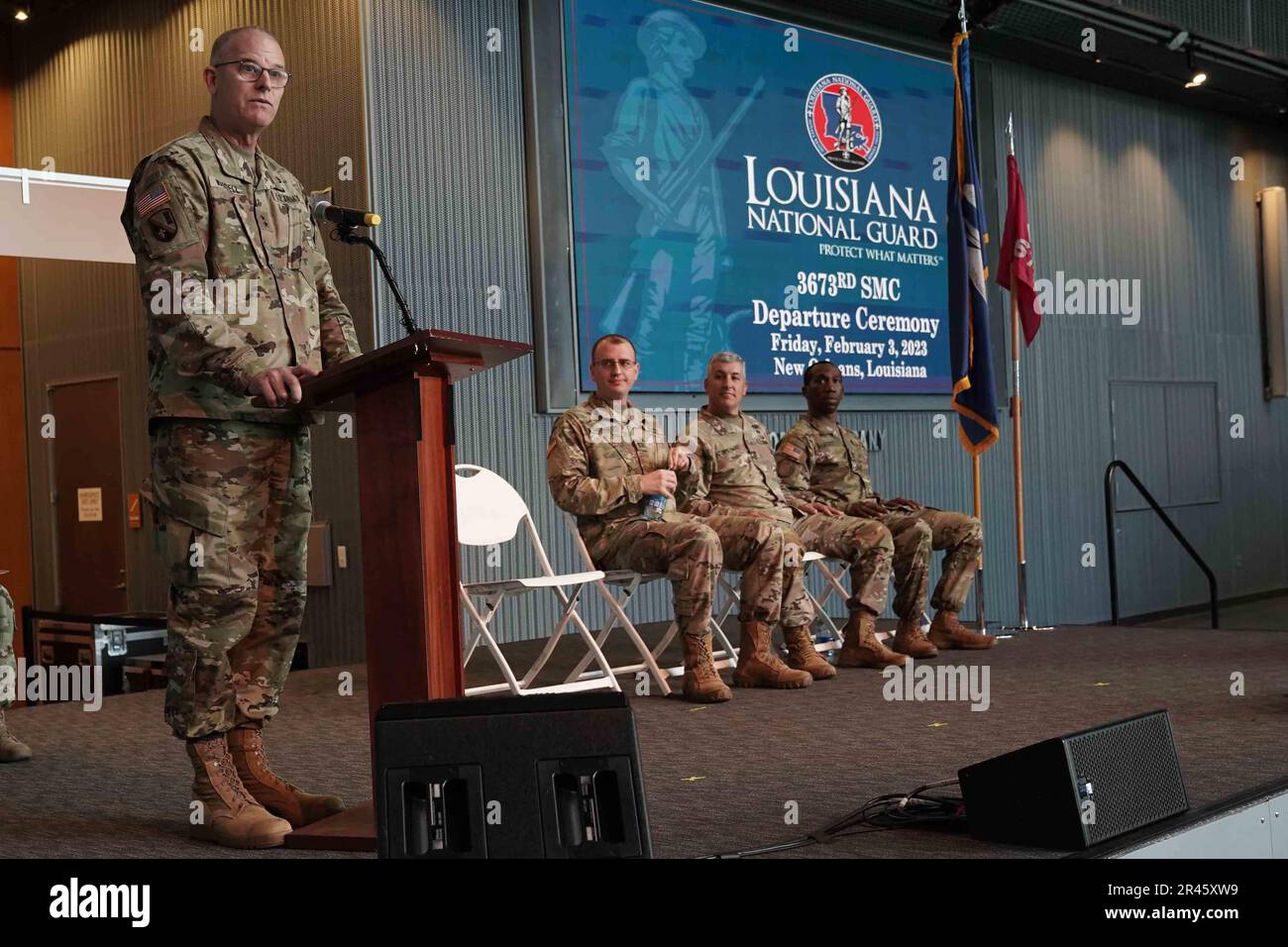 Generalmajor Keith Waddell, Adjutant General der Louisiana National Guard, spricht während einer Einsatzzeremonie im National WWII Museum, New Orleans, am 3. Februar 2023 an die 3673. Maintenance Support Company. Mehr als 140 Soldaten, die der Einheit zugeteilt sind, entsenden zur Unterstützung der Operation Spartan Shield in den Nahen Osten. Stockfoto