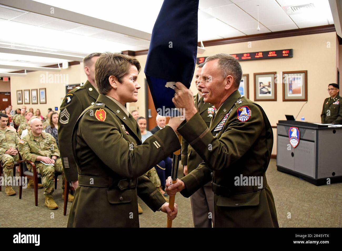 Oberst Andrew Morgan übergibt das Kommando über die NASA-Einheit an Oberst Anne McClain während einer Zeremonie in den USA Redstone Arsenal, Alabama, Hauptquartier des Army Space and Missile Defense Command am 4. April. (Fotos von Carrie David Campbell) Stockfoto