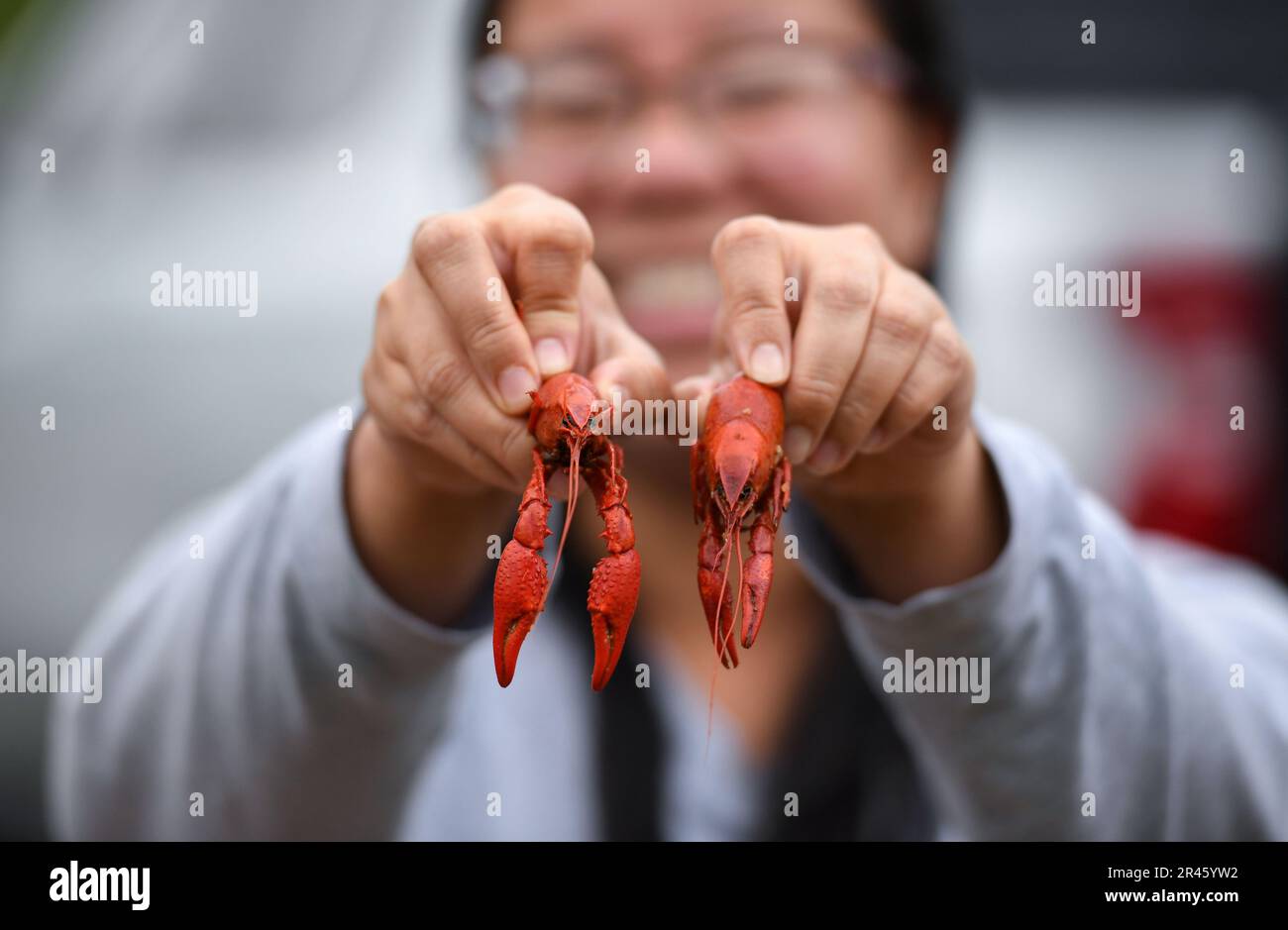 MyLien Nguyen, 81. Training Wing Grafikerin für öffentliche Angelegenheiten, hält gekochte Krebse in ihren Händen während des 11. Jährlichen Crawfish Cook-Off vor dem Bay Breeze Event Center am Keesler Air Force Base, Mississippi, 24. März 2023. Mehr als 20 Teams nahmen an der Veranstaltung Teil, und mehr als 1.800 kg Langusten wurden verteilt. Stockfoto