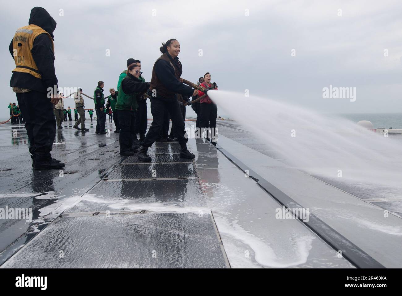 Matrosen, die dem erstklassigen Flugzeugträger USS Gerald R. Ford (CVN 78) zugeteilt sind, spülen das Cockpit des Schiffes während eines Abspülens ab, 1. April 2023. Ford führt im Atlantik Routineeinsätze und Schulungen durch, um die Einsatzbereitschaft aufrechtzuerhalten. Als erstklassiges Schiff von Ford-Flugzeugträgern stellt CVN 78 einen Generationssprung in den USA dar Die Fähigkeit der Navy, Energie auf globaler Ebene zu projizieren. Stockfoto