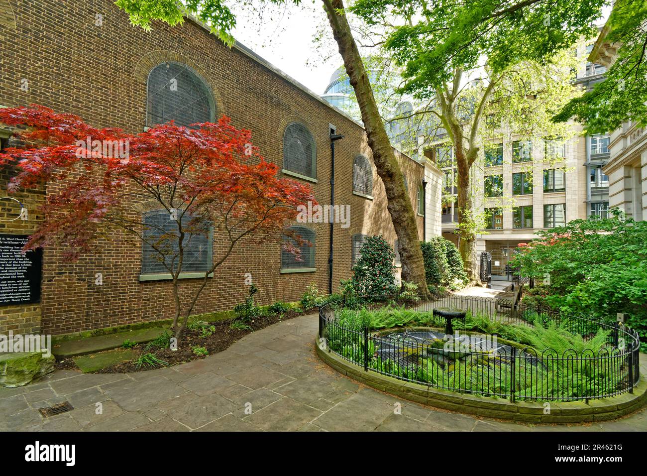 London King Edward Street Postmans Park Kirche St. Botolph ohne Aldersgate und Garten mit Teich Stockfoto