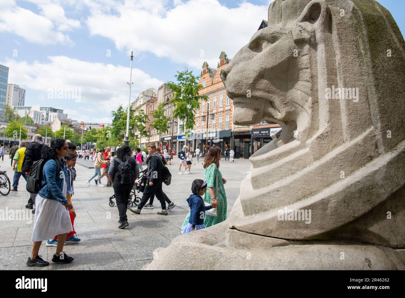 Linker Lion auf dem Market Square in Nottingham City, Nottinghamshire England Großbritannien Stockfoto