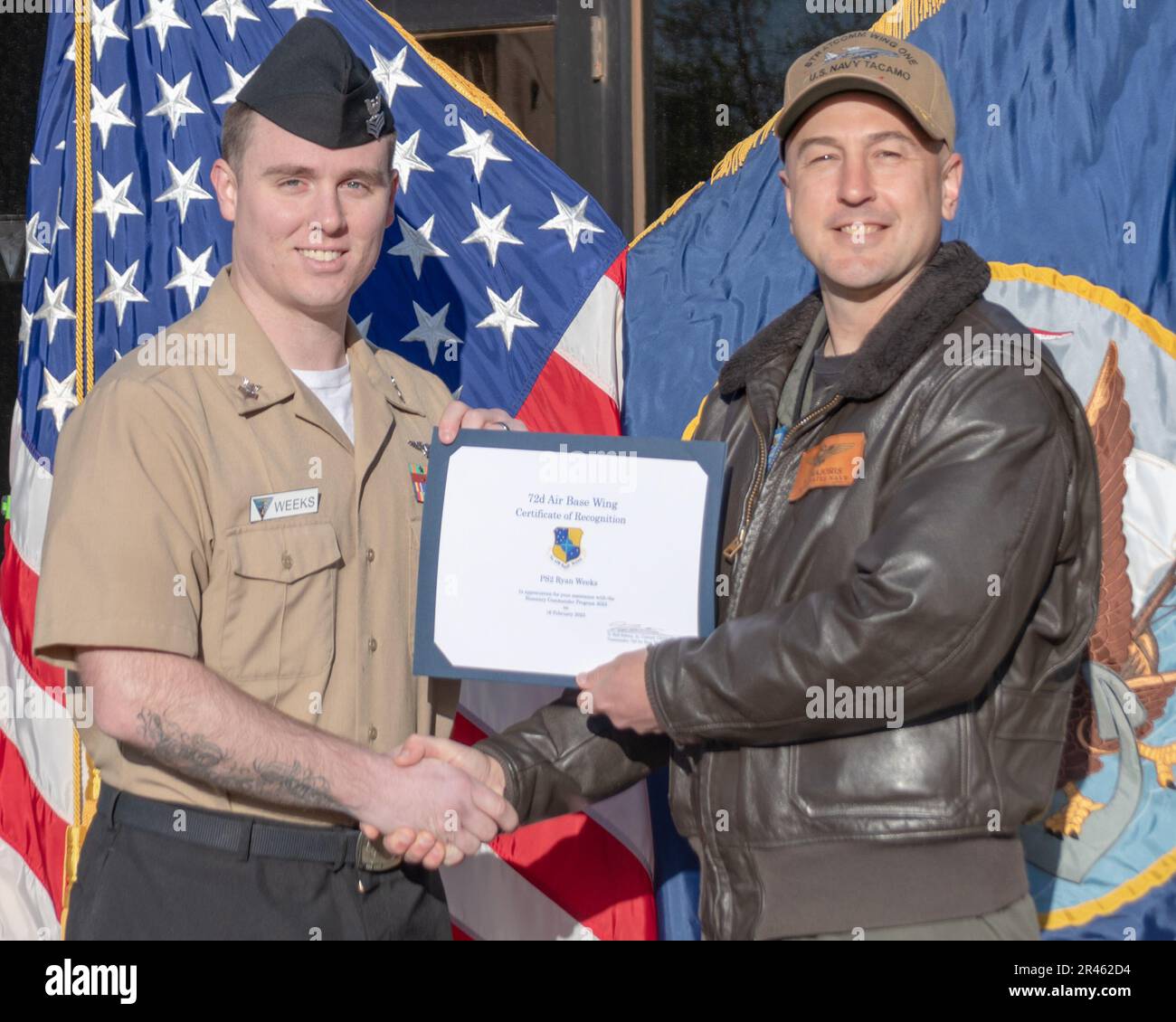 230406-N-MR862-082 LUFTWAFFENSTÜTZPUNKT TINKER, OKLAISCH. (6. April 2023) Kapitän Robert ‚Skillz‘ Majoris, commodore, Strategic Communications Wing (SCW) 1, überreicht Personalspezialist 1. Klasse Ryan Weeks mit einem Zertifikat über die Anerkennung des Luftwaffens 72. bei einem Preisverleihungsquartal am 6. April 2023. SCW-1 ist ein Mieter des Kommandos der Marine-Luftwaffe, der die nationale Sicherheit durch die Abschreckung gegensätzlicher nuklearer Ambitionen gewährleistet. Stockfoto