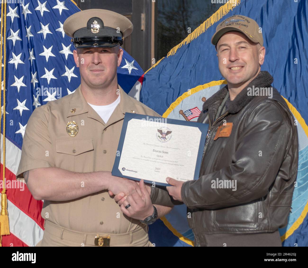230406-N-MR862-072 LUFTWAFFENSTÜTZPUNKT TINKER, OKLAISCH. (6. April 2023) Kapitän Robert ‚Skillz‘ Majoris, commodore, Strategic Communications Wing (SCW) 1, überreicht Master-at-Arms Chief Petty Officer David Sims in einem Preisverleihungsquartal am 6. April 2023 mit dem President's Volunteer Service Award. SCW-1 ist ein Mieter des Kommandos der Marine-Luftwaffe, der die nationale Sicherheit durch die Abschreckung gegensätzlicher nuklearer Ambitionen gewährleistet. Stockfoto