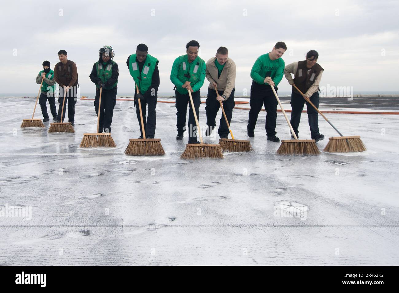 Matrosen, die dem erstklassigen Flugzeugträger USS Gerald R. Ford (CVN 78) zugeteilt wurden, bürsten das Flugdeck des Schiffes während eines Waschens am 1. April 2023. Ford führt im Atlantik Routineeinsätze und Schulungen durch, um die Einsatzbereitschaft aufrechtzuerhalten. Als erstklassiges Schiff von Ford-Flugzeugträgern stellt CVN 78 einen Generationssprung in den USA dar Die Fähigkeit der Navy, Energie auf globaler Ebene zu projizieren. Stockfoto