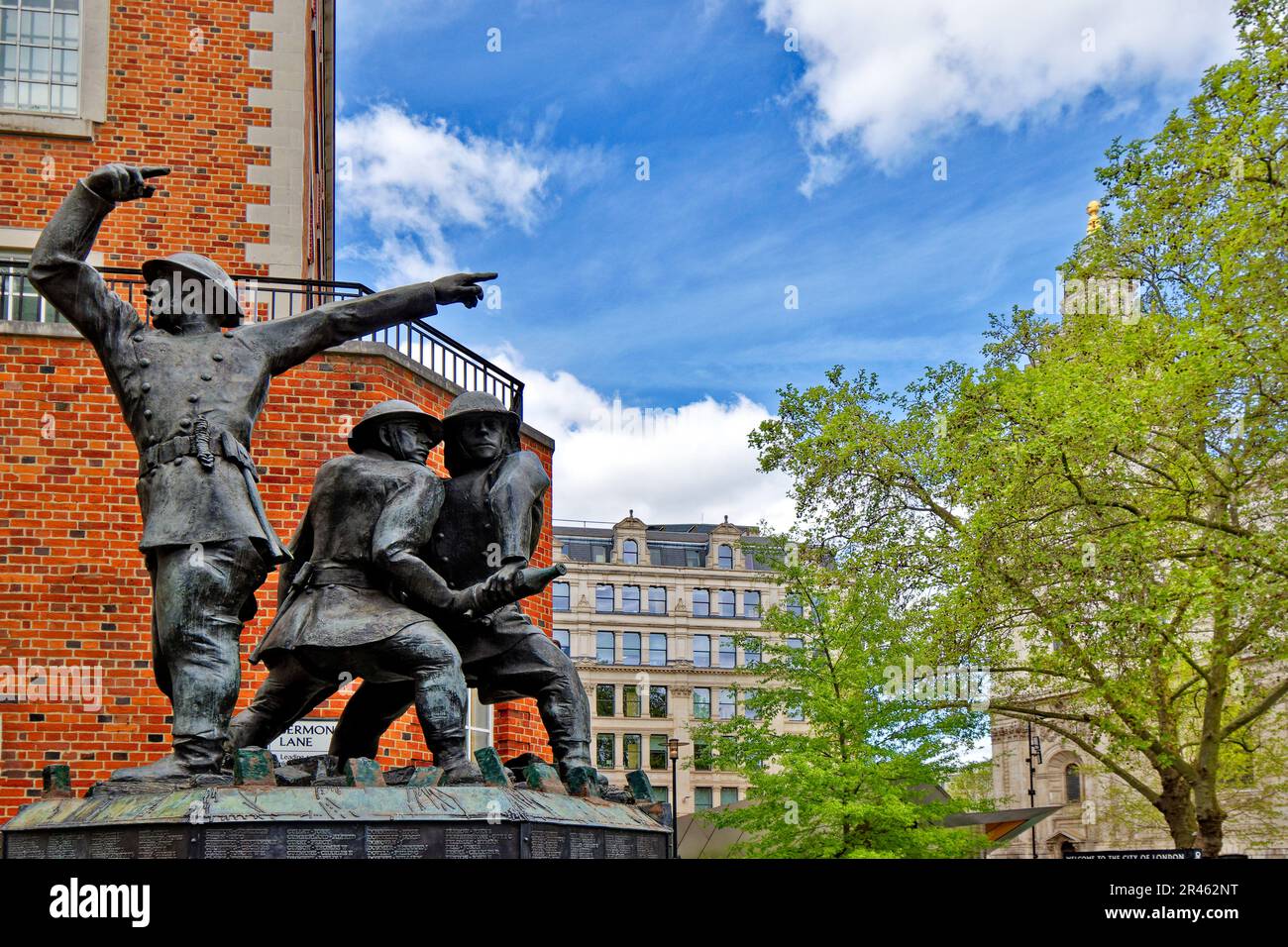London Sermon Lane das National Firefighters Memorial, entworfen von John W. Mills Stockfoto