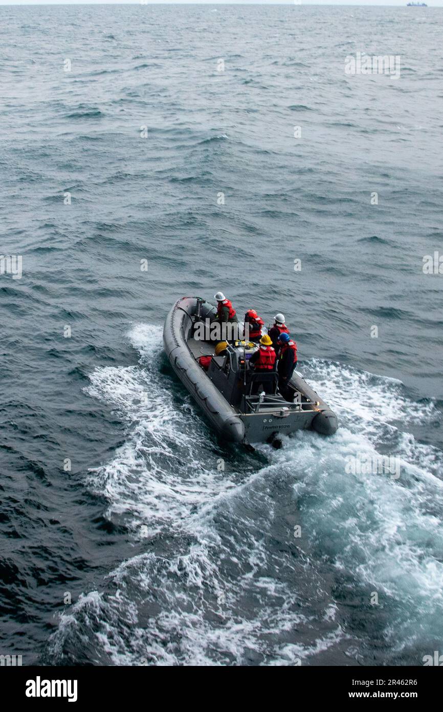 230311-N-IO903-1100 Seeleute, die dem erstklassigen Flugzeugträger USS Gerald R. Ford (CVN 78) im Decksbereich zugewiesen sind, führen am 11. Februar 2022 eine Schulung für den Betrieb kleiner Boote durch. Ford ist im Atlantik unterwegs und führt Beförderungsqualifikationen durch. Stockfoto