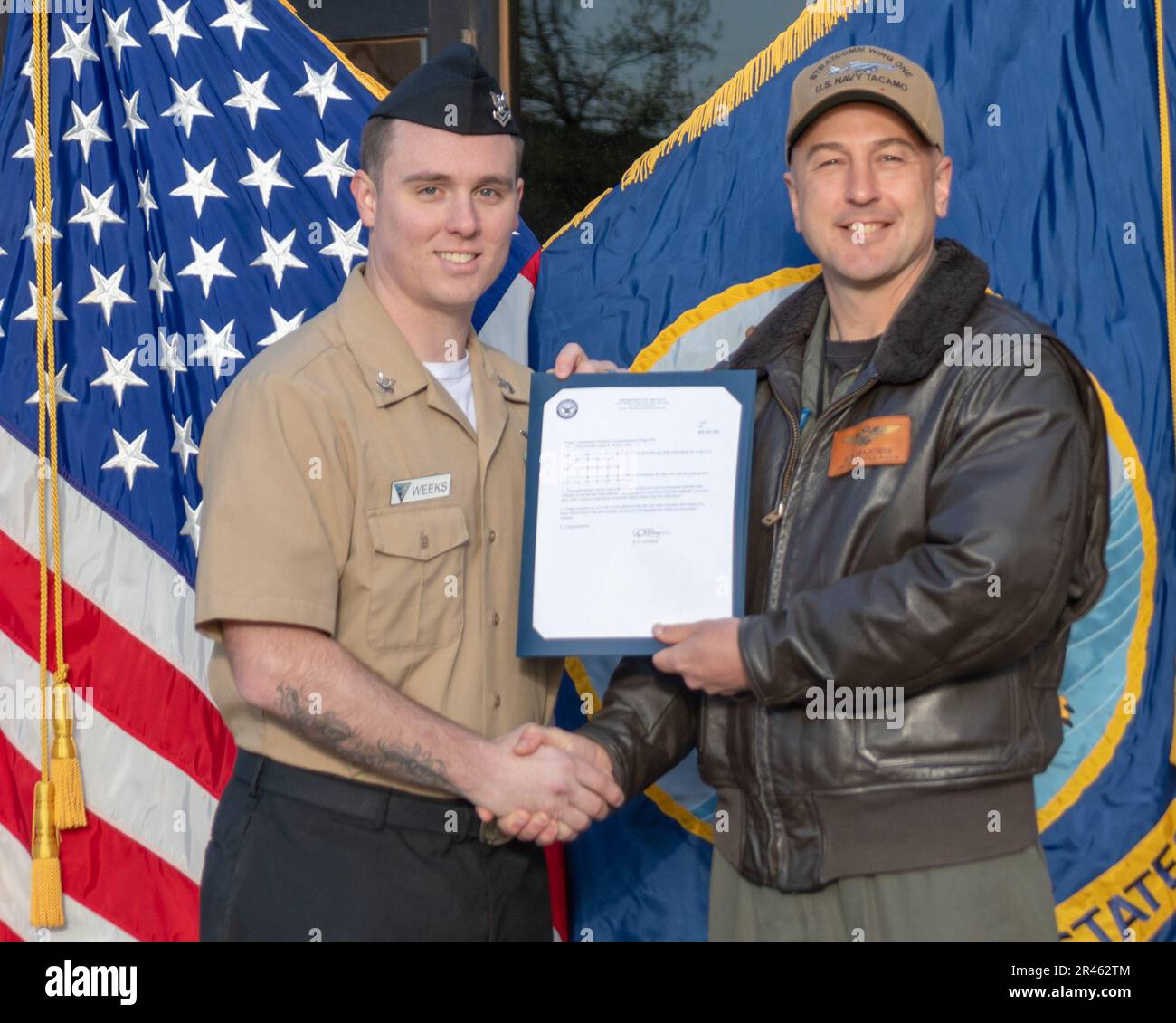 230406-N-MR862-032 LUFTWAFFENSTÜTZPUNKT TINKER, OKLAISCH. (6. April 2023) Kapitän Robert ‚Skillz‘ Majoris, kommodore, Strategic Communications Wing (SCW) 1, überreicht Personalspezialist 2. Klasse Ryan Weeks mit einem krassen Brief, der ihn in einem Preisverleihungsquartal am 6. April 2023 auf verdienstvolle Weise zum Petty Officer 1. Klasse befördert. SCW-1 ist ein Mieter des Kommandos der Marine-Luftwaffe, der durch Abschreckung gegen gegensätzliche nukleare Ambitionen die nationale Sicherheit gewährleistet. Stockfoto