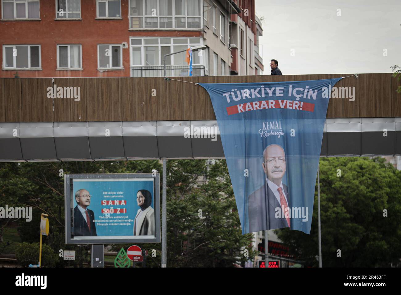 Die Poster des Präsidentschaftskandidaten und Vorsitzenden der Republikanischen Volkspartei (Kemal K?l?Acdaro?lu) aus dem Jahr 13. sind ausgestellt. Die Straßen von Ankara wurden mit Plakaten des derzeitigen Vorsitzenden der Türkei und der Partei für die Entwicklung der Justiz (AKP) Recep Tayyip Erdo?an, den beiden Hauptkandidaten für die Präsidentschafts- und Parlamentswahlen, und Kemal K?l?daro?lu, dem Vorsitzenden und Präsidentschaftskandidaten der Republikanischen Volkspartei (CHP), geschmückt. Da die Kandidaten bei den Wahlen vom 14. Mai in der Türkei 50 % der Stimmen gewonnen haben, wird eine zweite Wahlrunde stattfinden Stockfoto