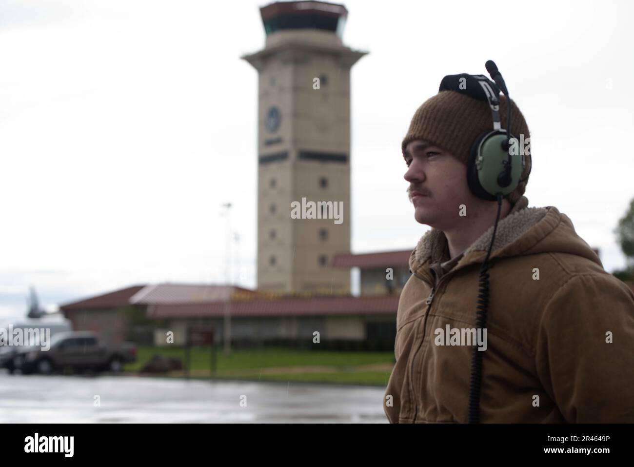 USA Air Force Senior Airman Layne Dimon, 860. Flugzeuginstandhaltungschef, wartet auf den Marschall eines C-17 Globemaster III am Luftwaffenstützpunkt Travis, Kalifornien, 29. März 2023. Die C-17 war Teil eines 50.-jährigen Jubiläums der Operation Homecoming Gedenkreise, die die ursprüngliche Mission zurückverfolgten. Operation Homecoming hat 1973 591 amerikanische Kriegsgefangene aus Vietnam zurückgebracht. Stockfoto