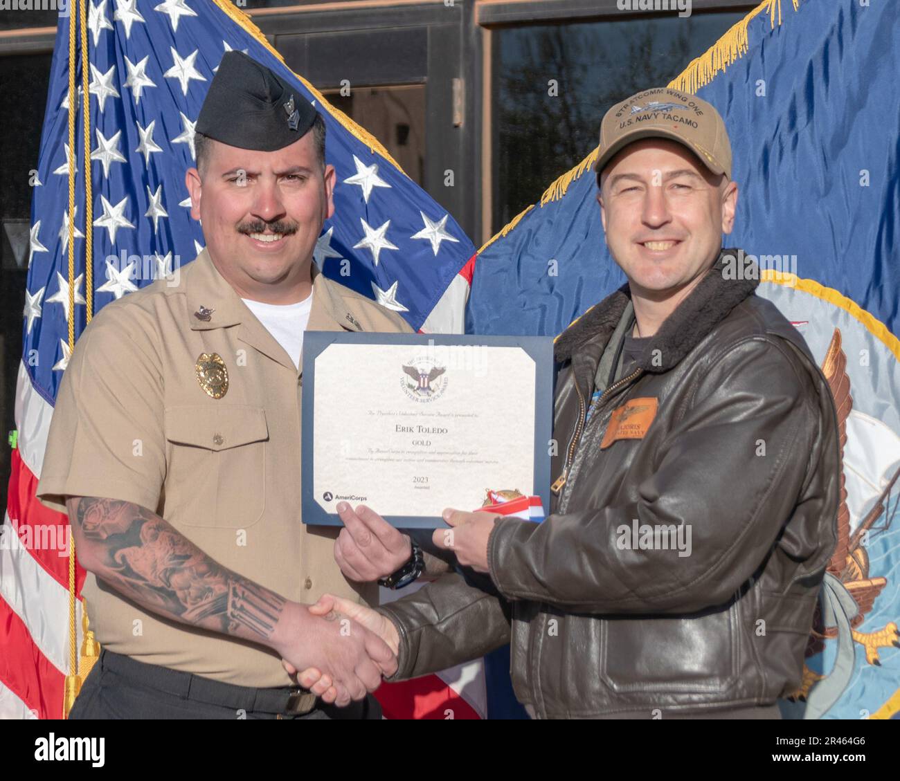230406-N-MR862-076 LUFTWAFFENSTÜTZPUNKT TINKER, OKLAISCH. (6. April 2023) Kapitän Robert ‚Skillz‘ Majoris, commodore, Strategic Communications Wing (SCW) 1, überreicht Master-at-Arms 1. Klasse Erik Toledo in einem Preisverleihungsquartal am 6. April 2023 mit dem President's Volunteer Service Award. SCW-1 ist ein Mieter des Kommandos der Marine-Luftwaffe, der die nationale Sicherheit durch die Abschreckung gegensätzlicher nuklearer Ambitionen gewährleistet. Stockfoto