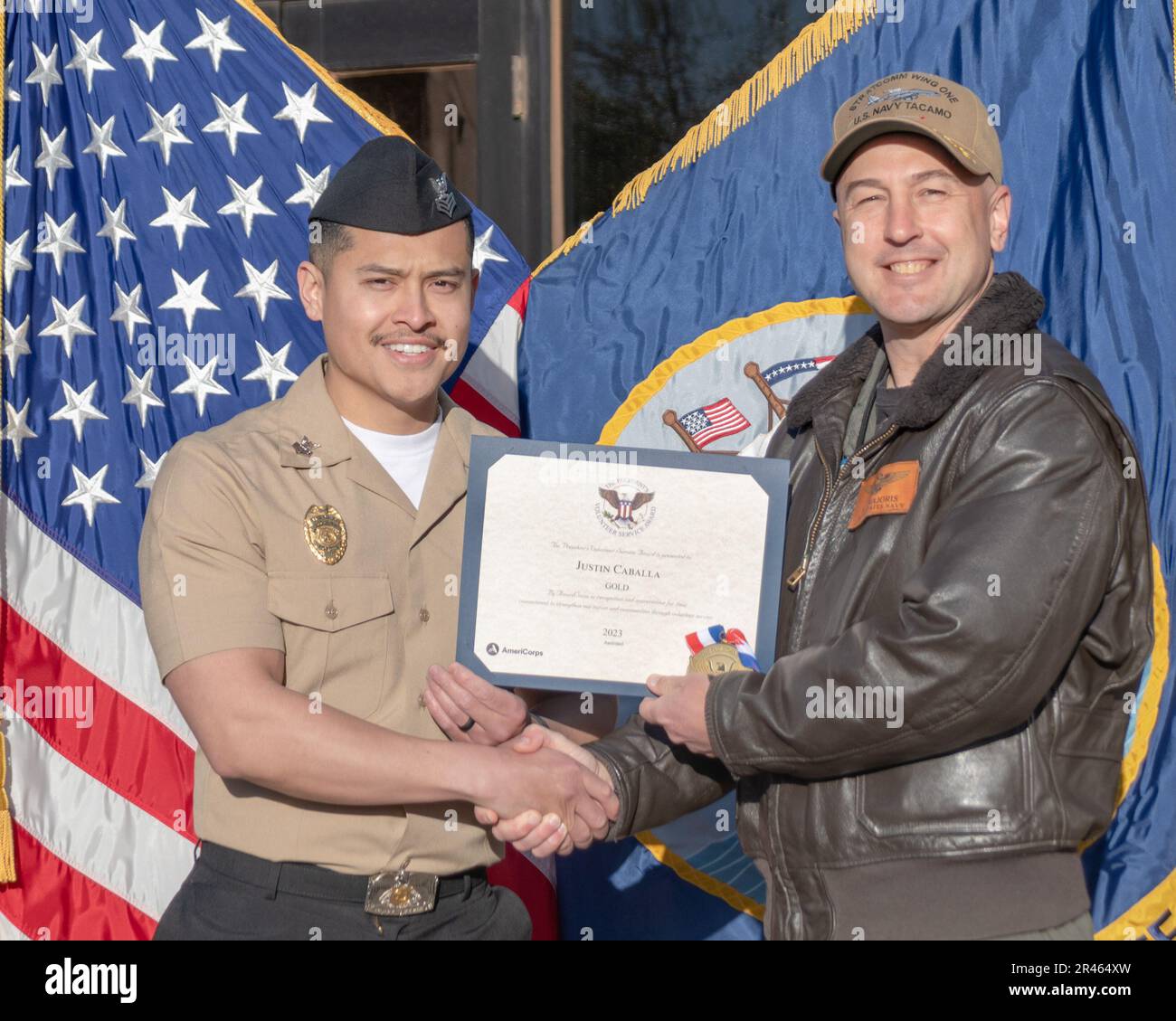 230406-N-MR862-074 LUFTWAFFENSTÜTZPUNKT TINKER, OKLAISCH. (6. April 2023) Kapitän Robert ‚Skillz‘ Majoris, commodore, Strategic Communications Wing (SCW) 1, überreicht Master-at-Arms 1. Class Justin Cabala mit dem President's Volunteer Service Award am 6. April 2023. SCW-1 ist ein Mieter des Kommandos der Marine-Luftwaffe, der die nationale Sicherheit durch die Abschreckung gegensätzlicher nuklearer Ambitionen gewährleistet. Stockfoto