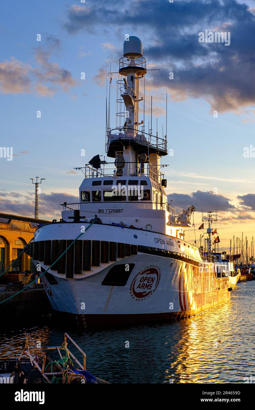 Ein Schiff der humanitären Organisation "Open Arms" hat im Hafen von Burriana, Spanien, angedockt. Stockfoto