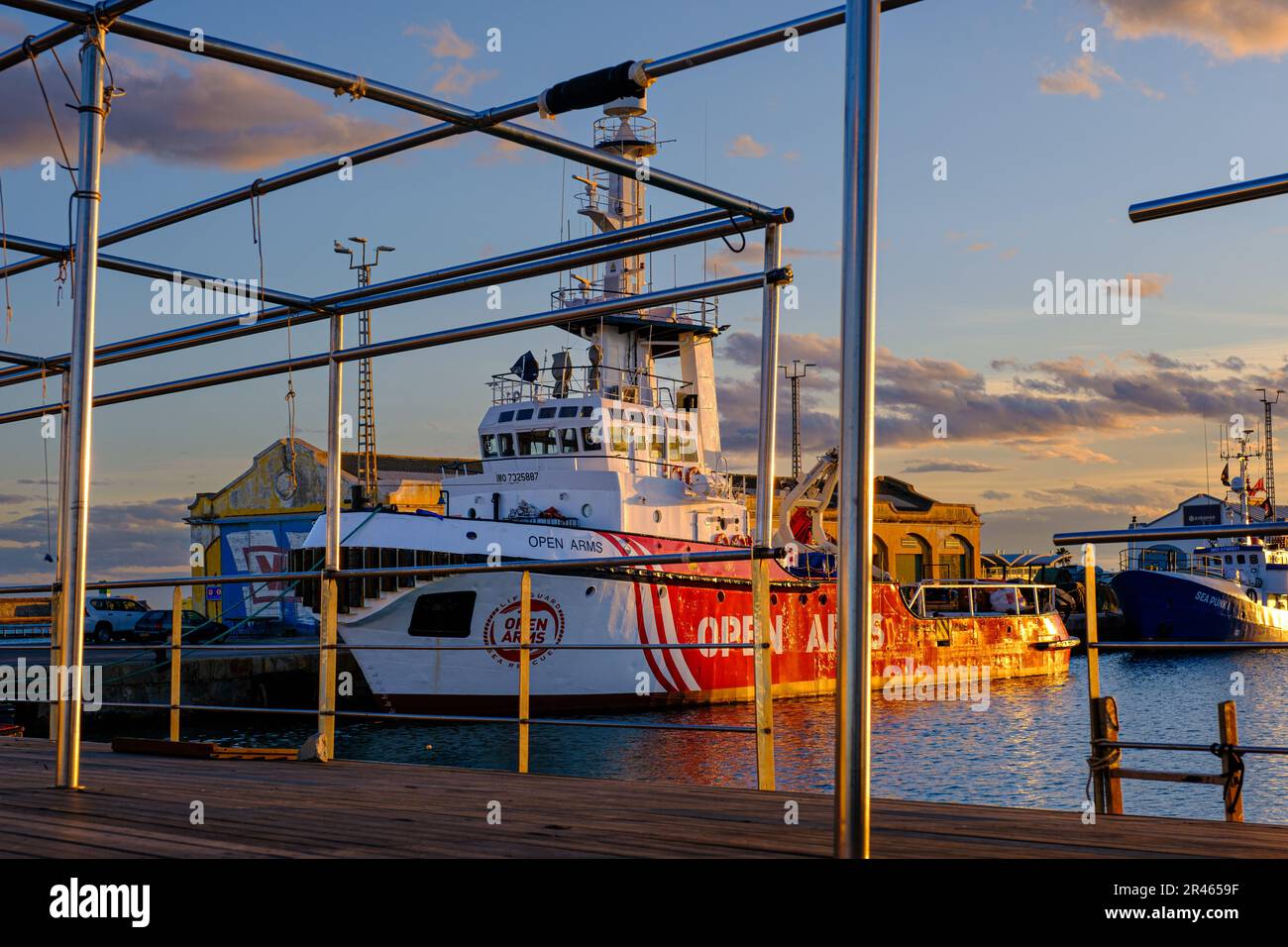 Ein Schiff der humanitären Organisation "Open Arms" hat im Hafen von Burriana, Spanien, angedockt. Stockfoto