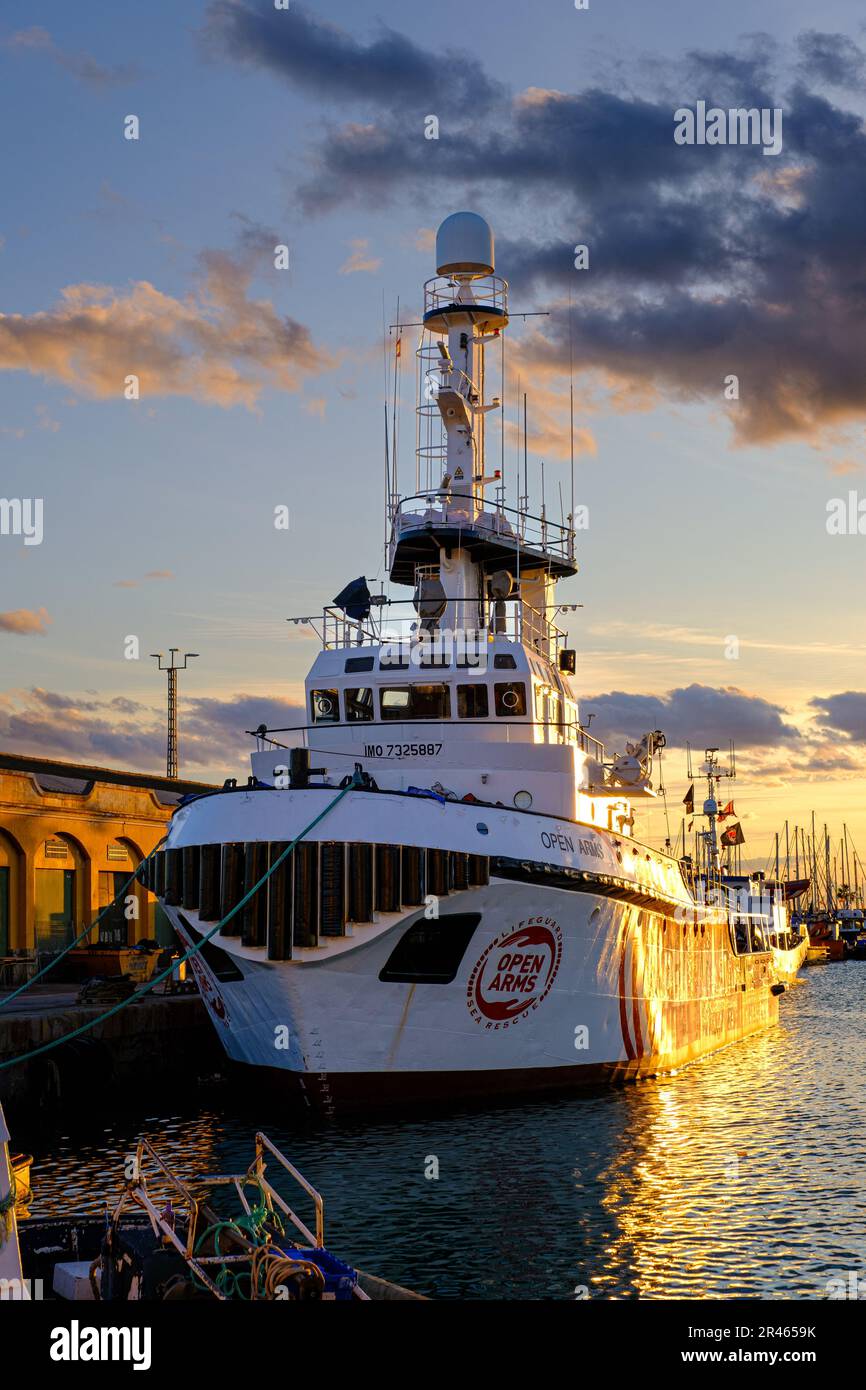 Ein Schiff der humanitären Organisation "Open Arms" hat im Hafen von Burriana, Spanien, angedockt. Stockfoto